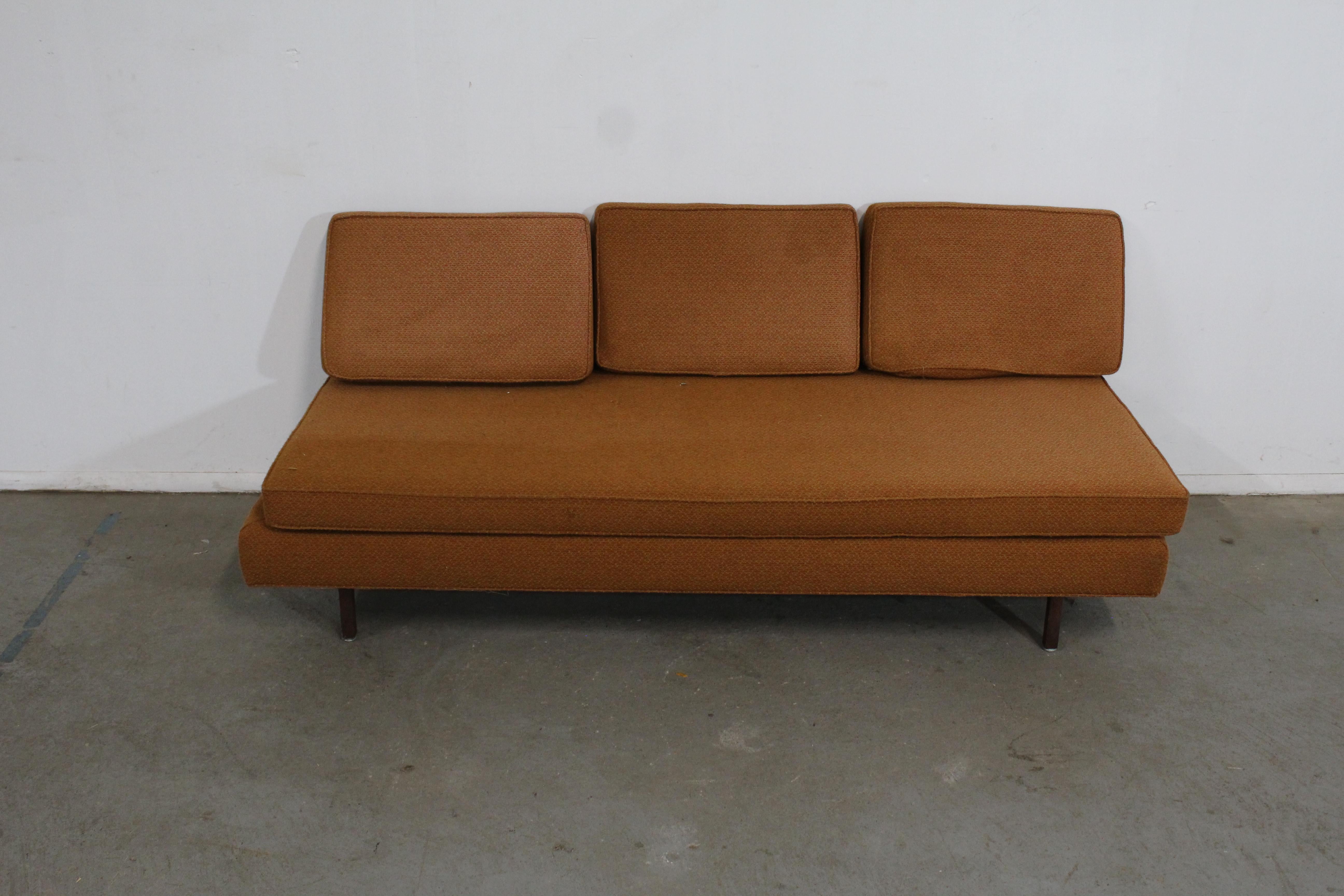 Modernes Mid-Century Modern-Tagesbett / Sofa aus Nussbaumholz auf Bleistiftbeinen im Angebot 6