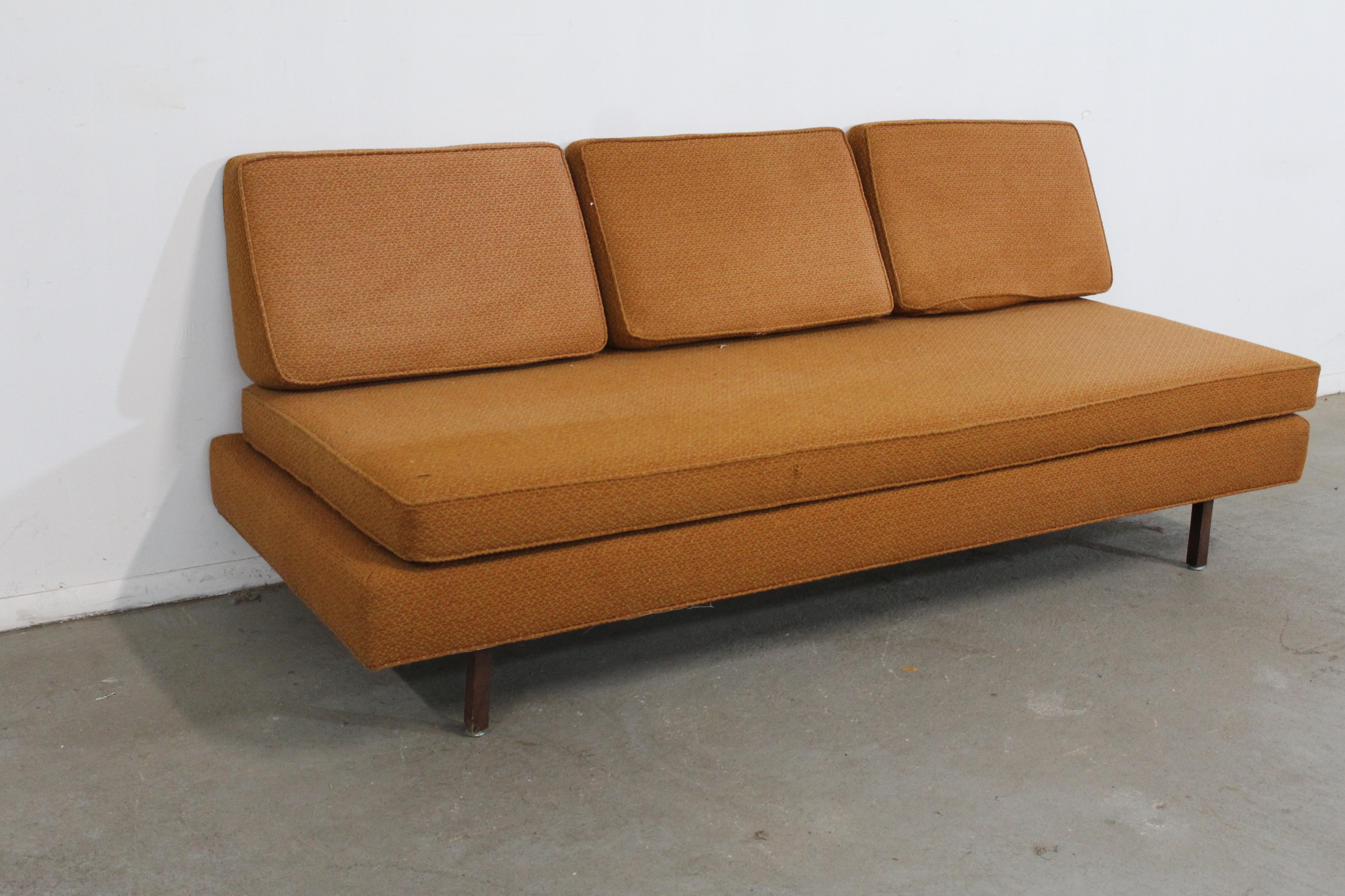 Modernes Mid-Century Modern-Tagesbett / Sofa aus Nussbaumholz auf Bleistiftbeinen (Moderne der Mitte des Jahrhunderts) im Angebot