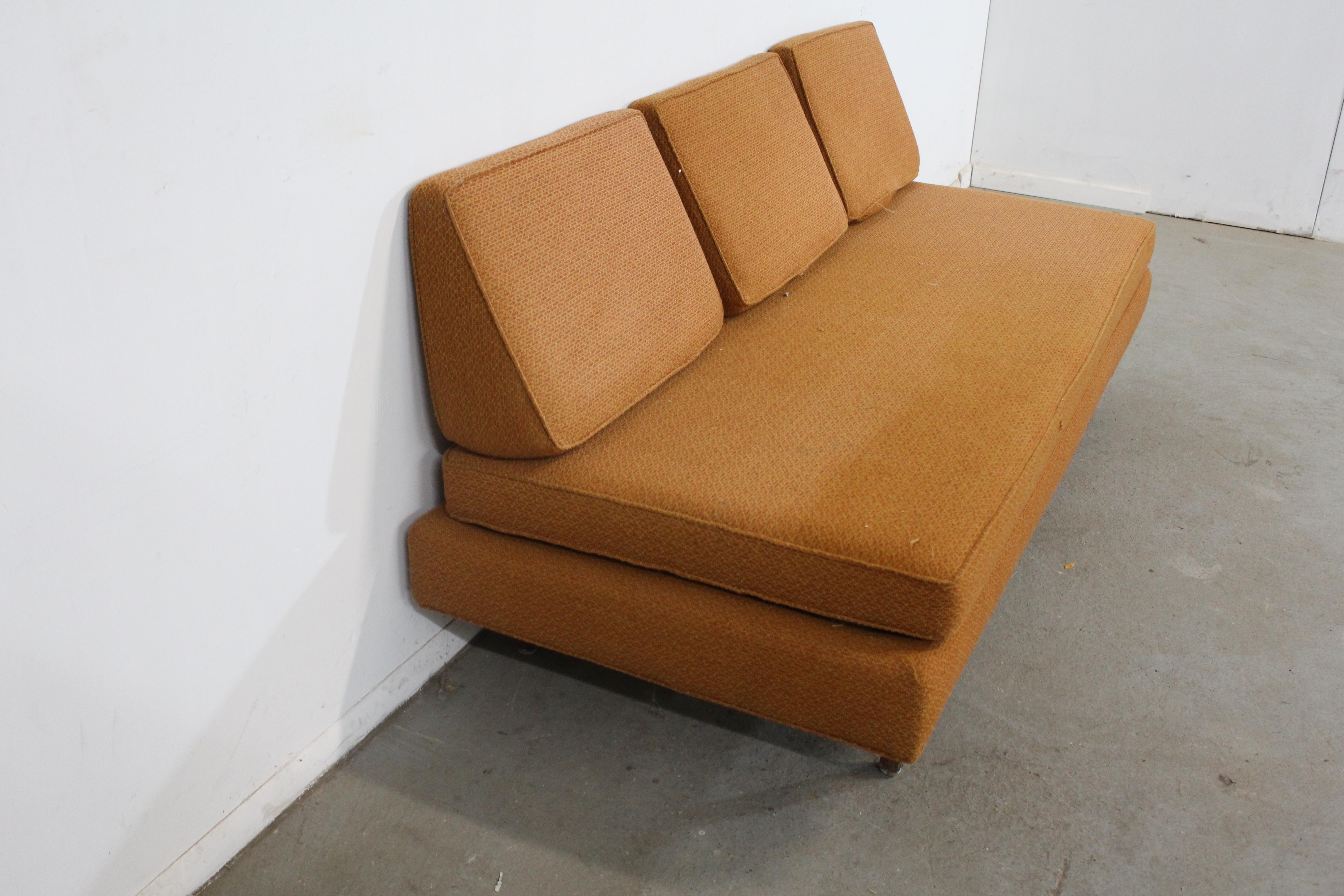 Modernes Mid-Century Modern-Tagesbett / Sofa aus Nussbaumholz auf Bleistiftbeinen (amerikanisch) im Angebot