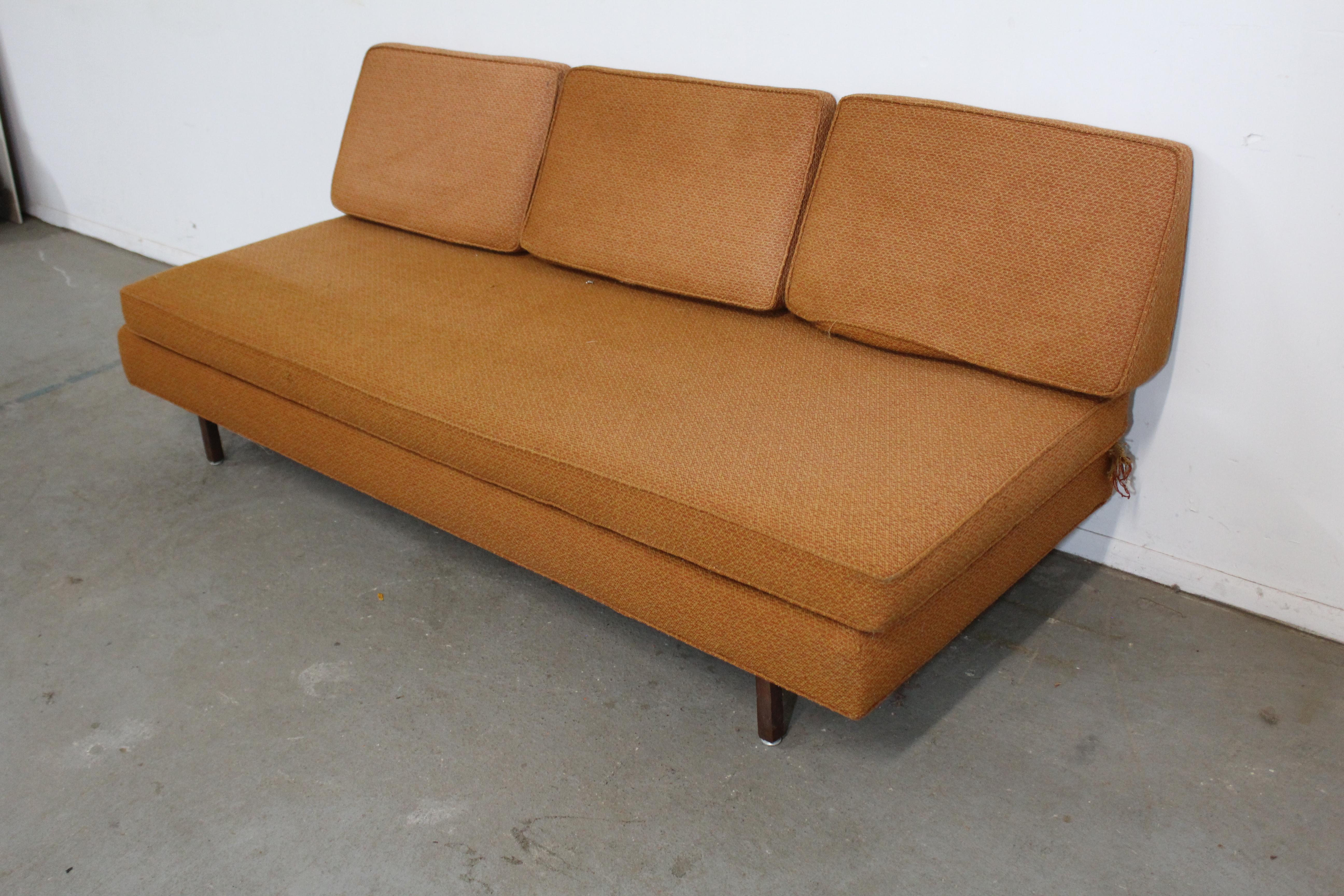 Modernes Mid-Century Modern-Tagesbett / Sofa aus Nussbaumholz auf Bleistiftbeinen im Zustand „Gut“ im Angebot in Wilmington, DE