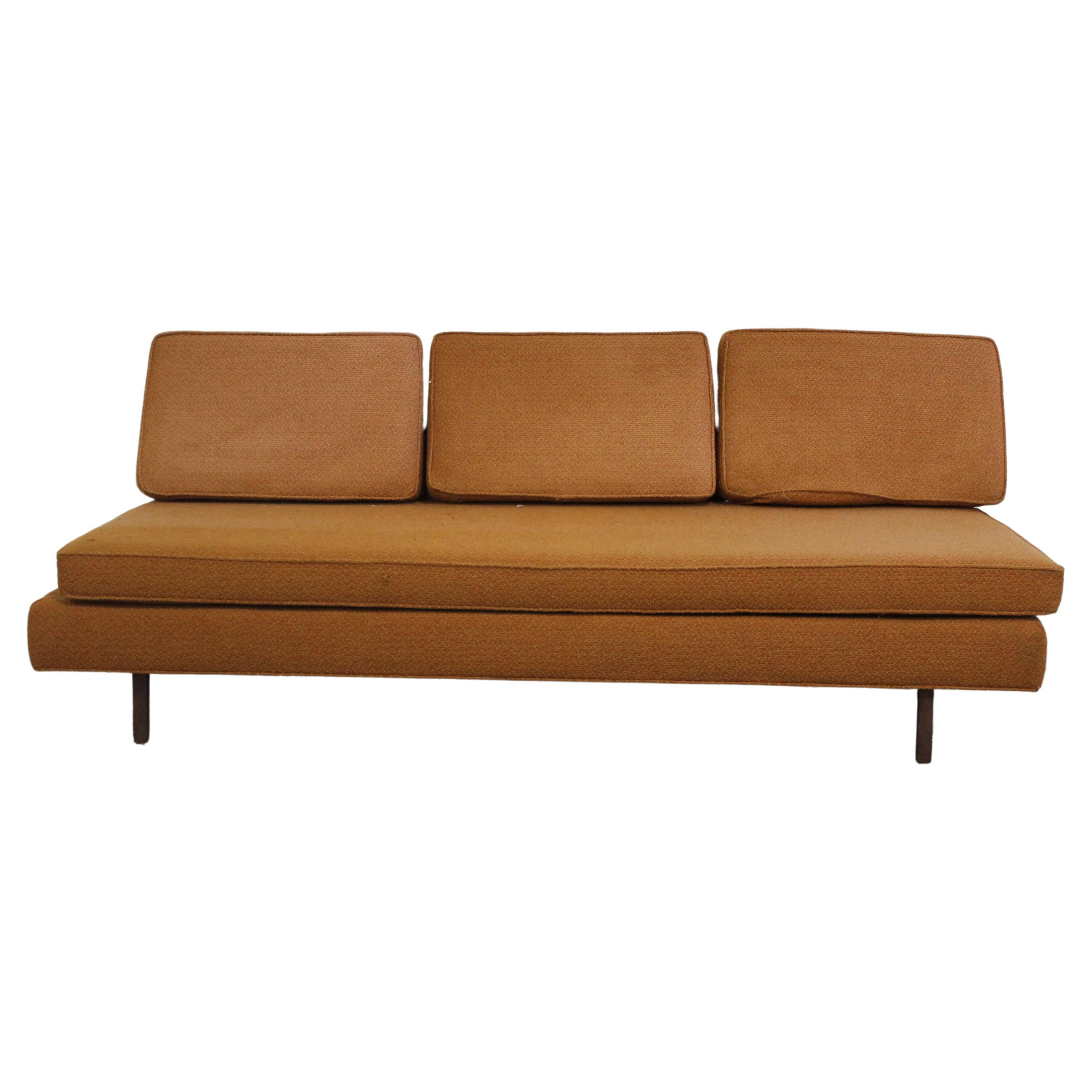 Modernes Mid-Century Modern-Tagesbett / Sofa aus Nussbaumholz auf Bleistiftbeinen im Angebot