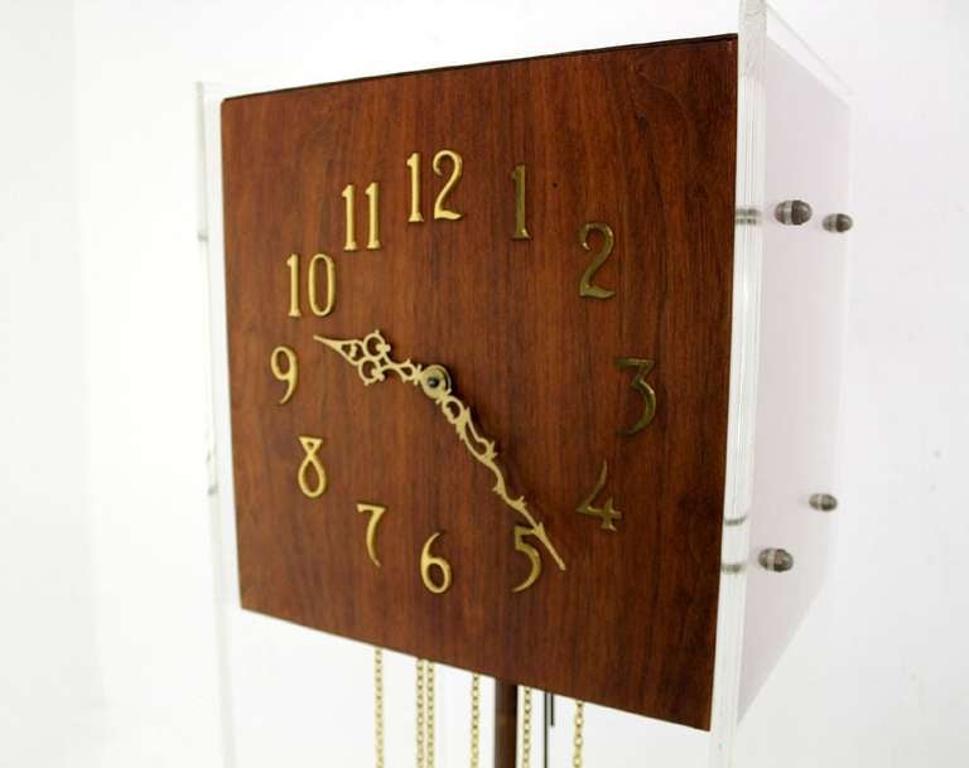 Mid-Century Modern Designer Lucite-Grandfather-Uhr aus Nussbaumholz mit Chime MINT! (amerikanisch) im Angebot