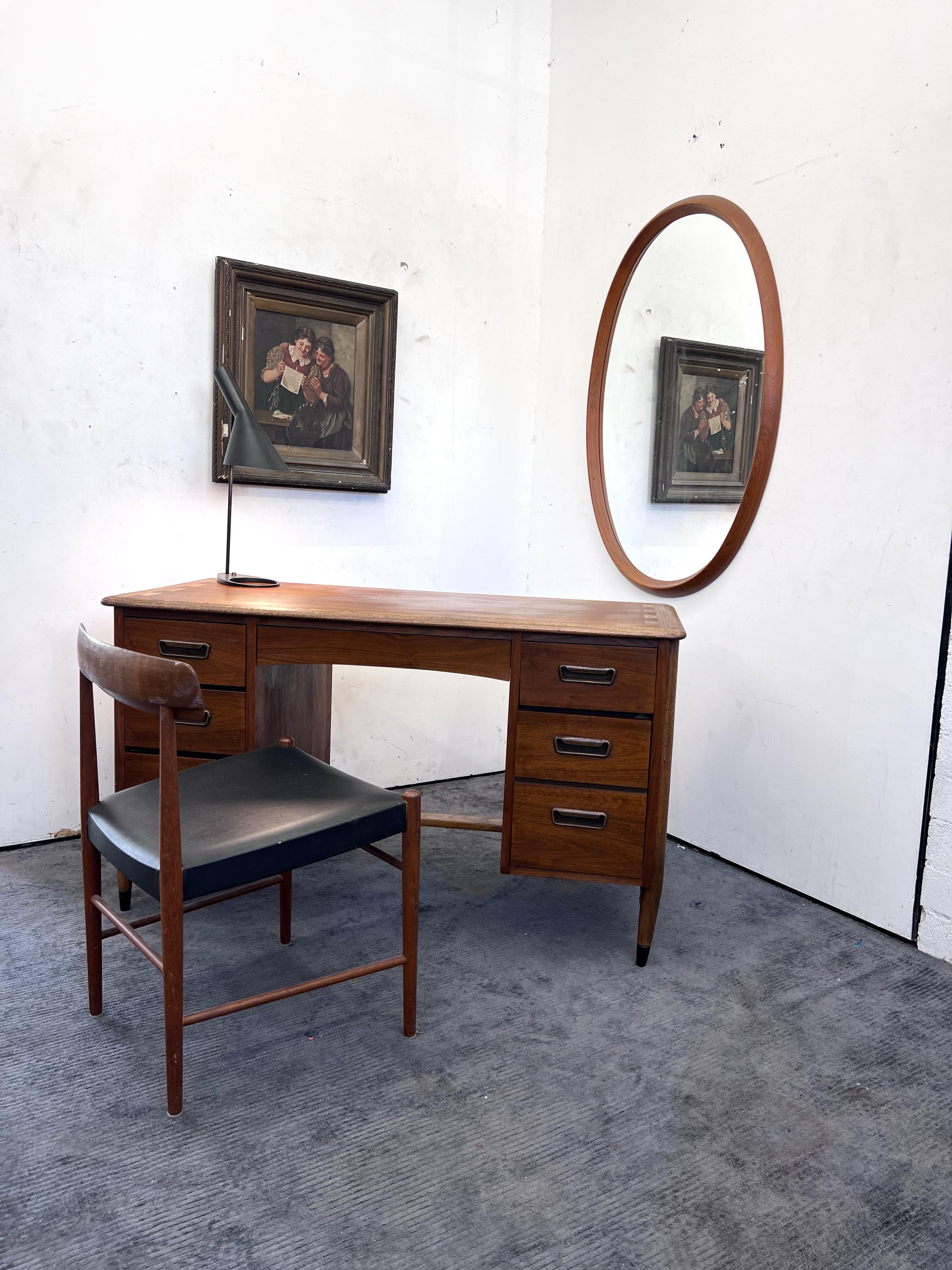 Mid Century Modern walnut Desk, Andre Bus for Lane Acclaim

1960s pedestal desk by Lane furniture company, from their “ Acclaim collection” with it’s signature dovetail inlays and two-tone design. 
Designed by Andre Bus. 

The bottom drawer on the