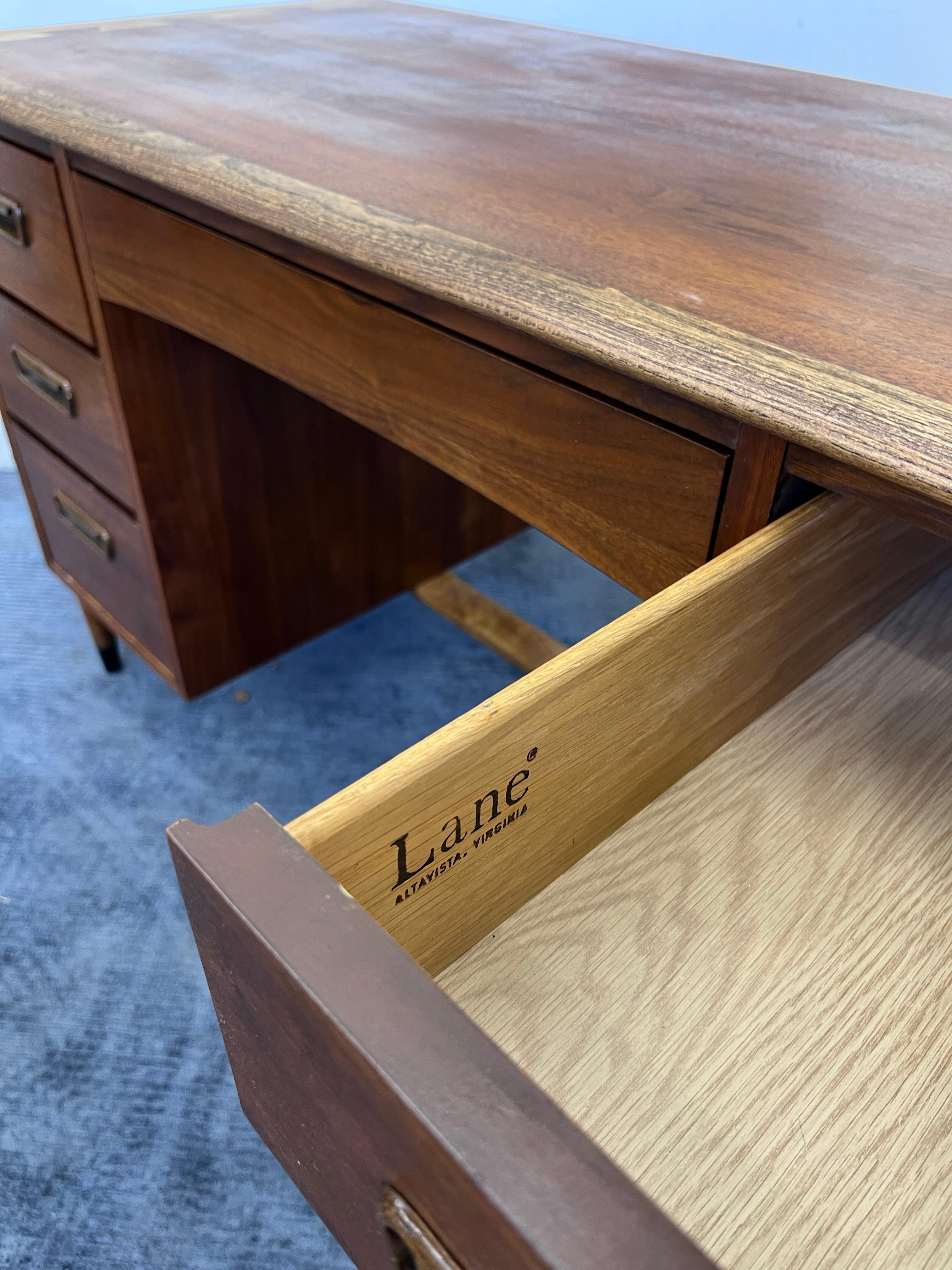 Mid Century Modern walnut Desk, Andre Bus for Lane Acclaim In Good Condition In Los Angeles, CA