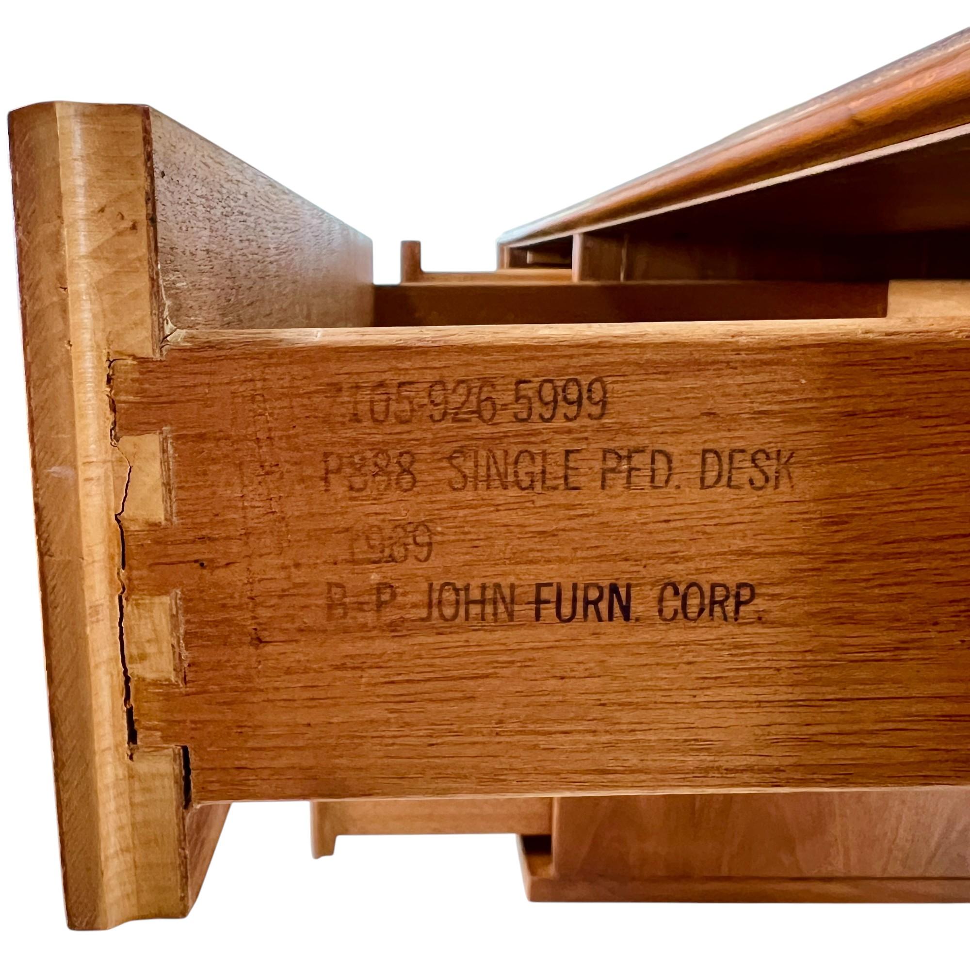 Mid-Century Modern Walnut Desk by B.P. John, 1969 en venta 4