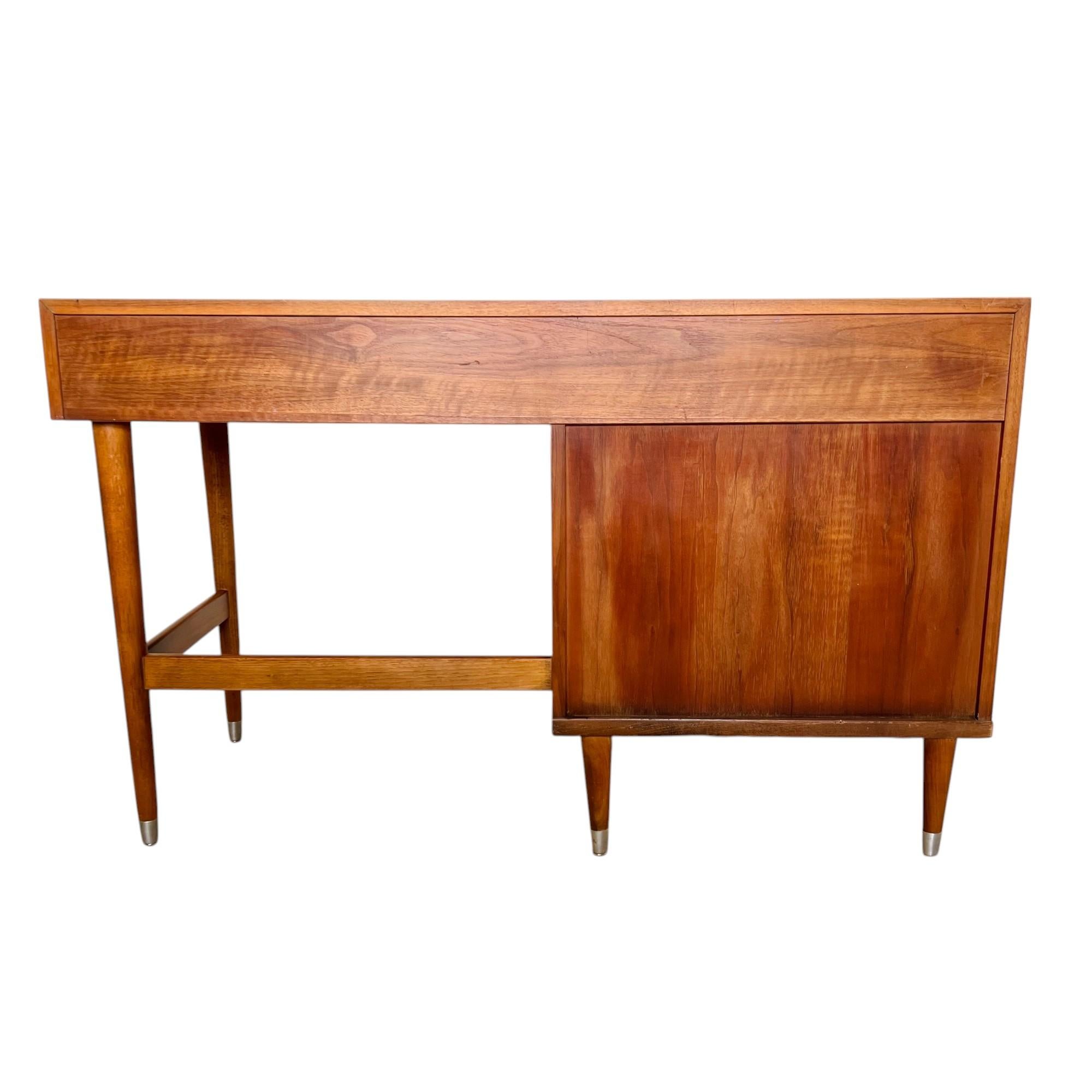 Mid-Century Modern Walnut Desk by B.P. John, 1969 en venta 8