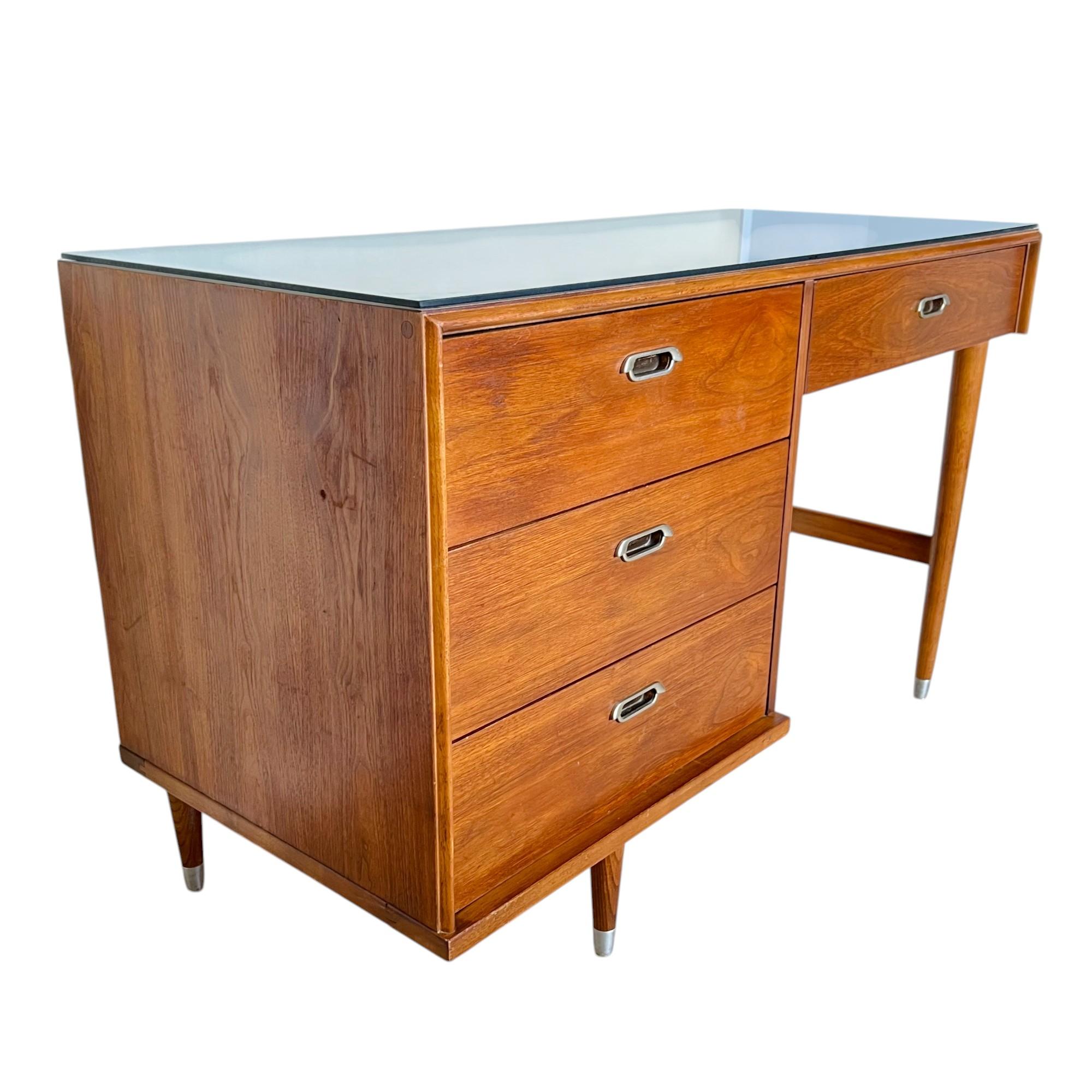 Mid-Century Modern Walnut Desk by B.P. John, 1969 Moderno de mediados de siglo en venta