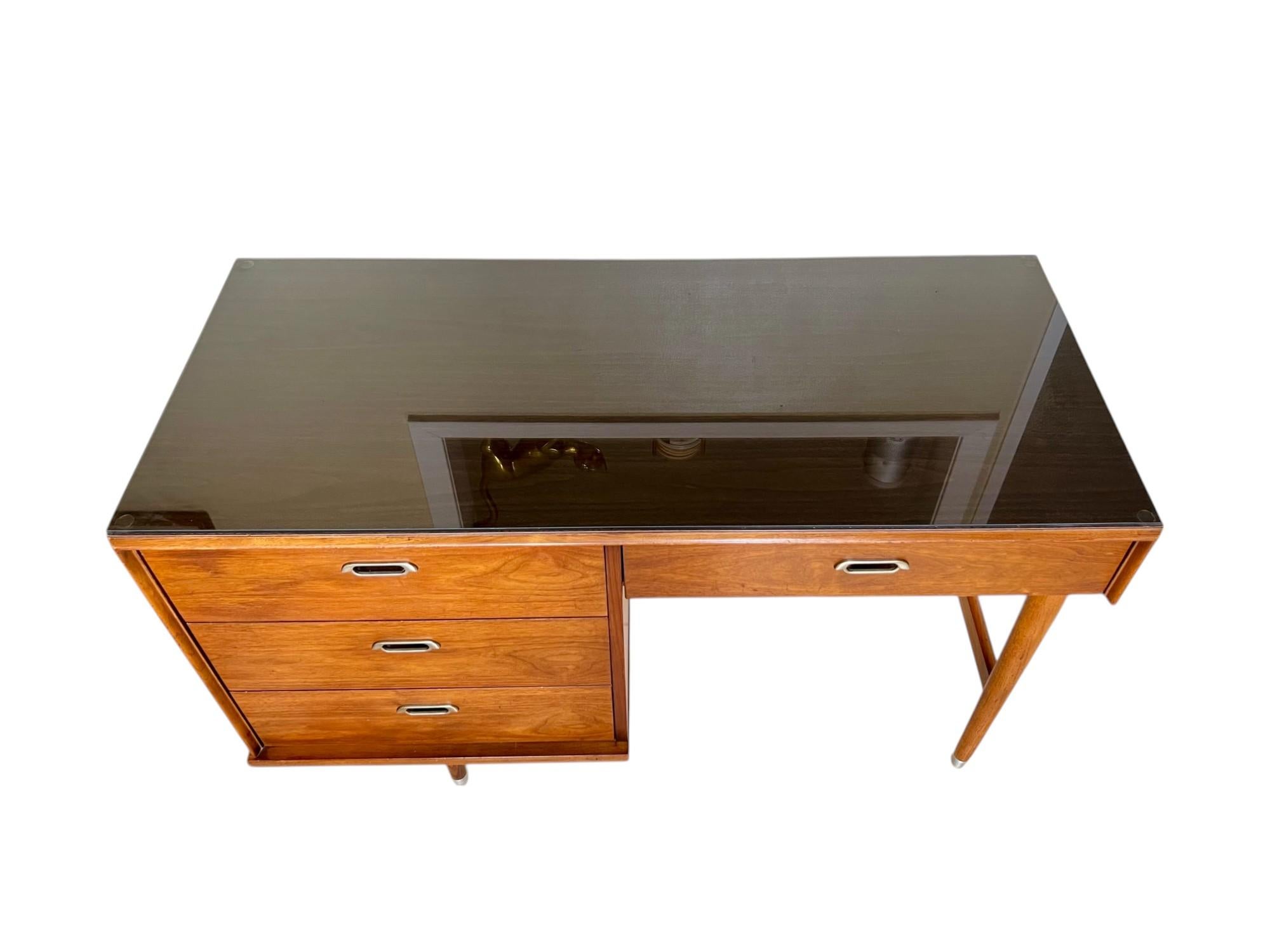 Mid-Century Modern Walnut Desk by B.P. John, 1969 Estadounidense en venta