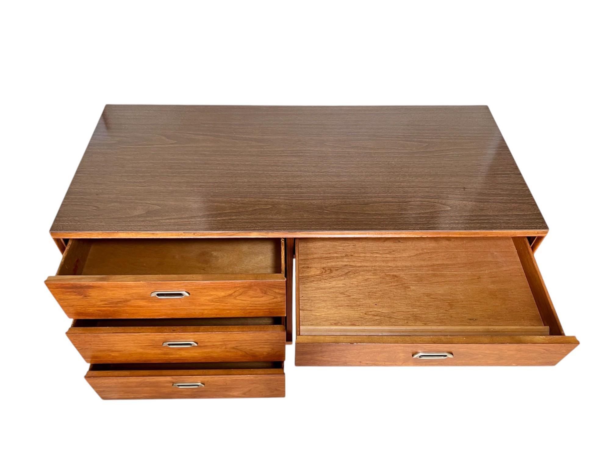 Mid-Century Modern Walnut Desk by B.P. John, 1969 en Bueno estado para la venta en Harlingen, TX