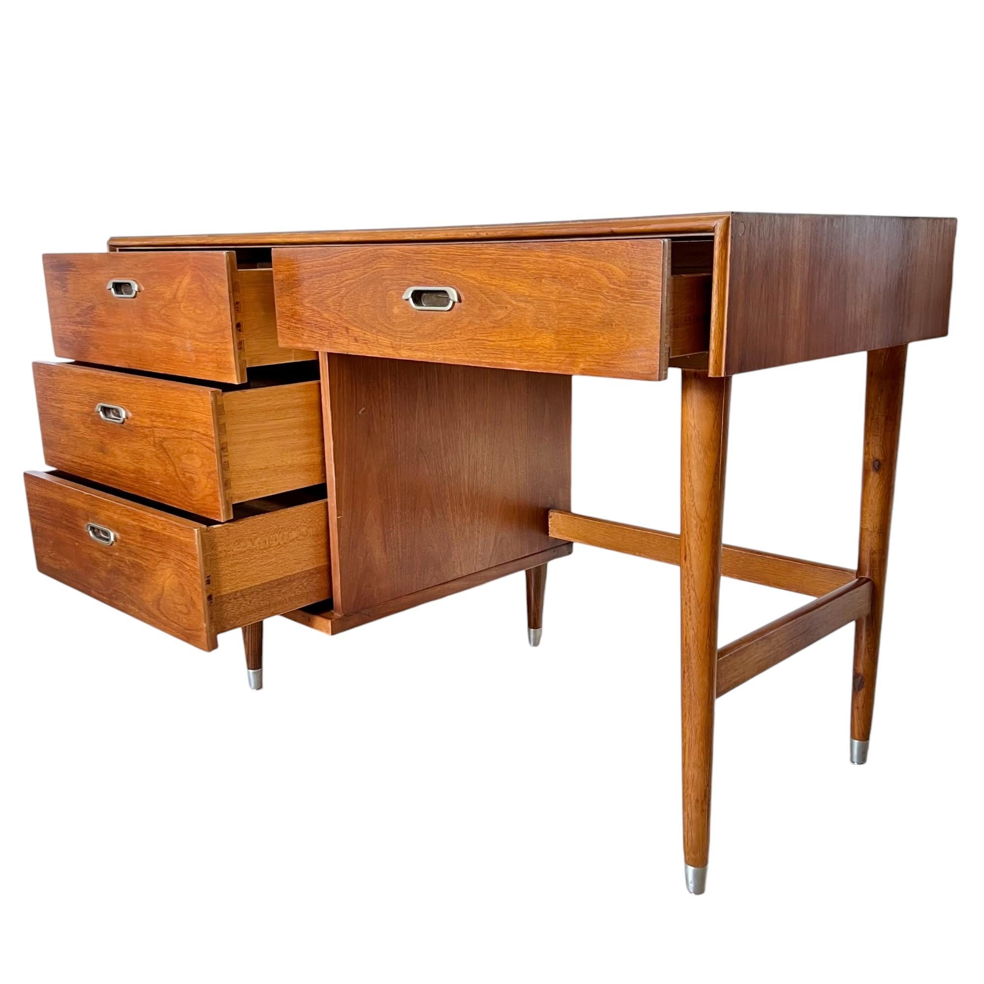 Mid-Century Modern Walnut Desk by B.P. John, 1969 siglo XX en venta