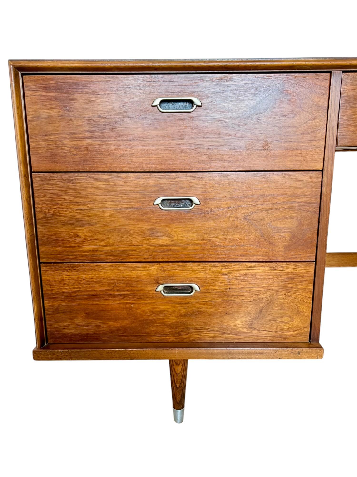 Mid-Century Modern Walnut Desk by B.P. John, 1969 Acero inoxidable en venta