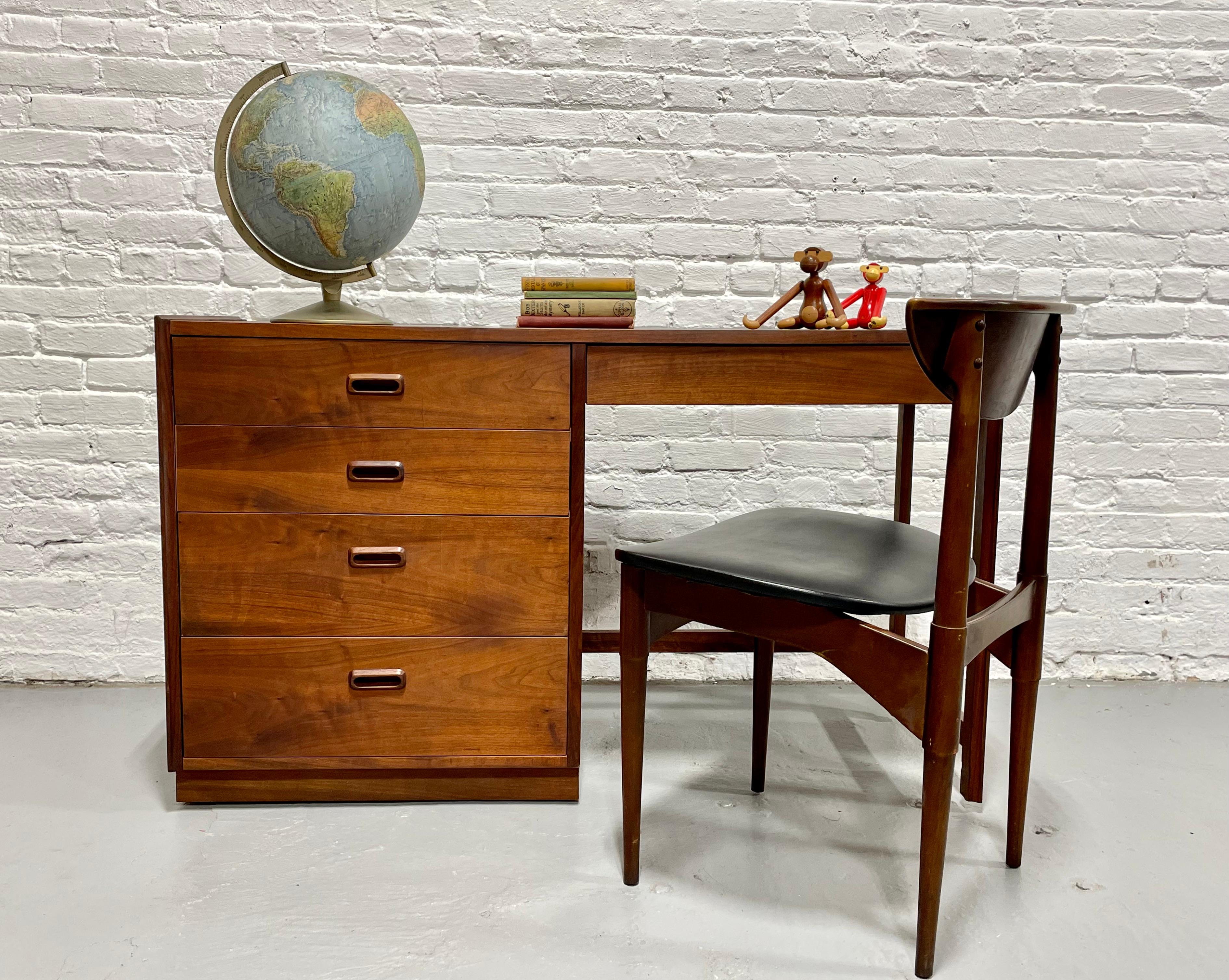 MODERN WALNUT DESK von Founders Furniture Co., Mitte des Jahrhunderts, ca. 1960er Jahre (Moderne der Mitte des Jahrhunderts) im Angebot