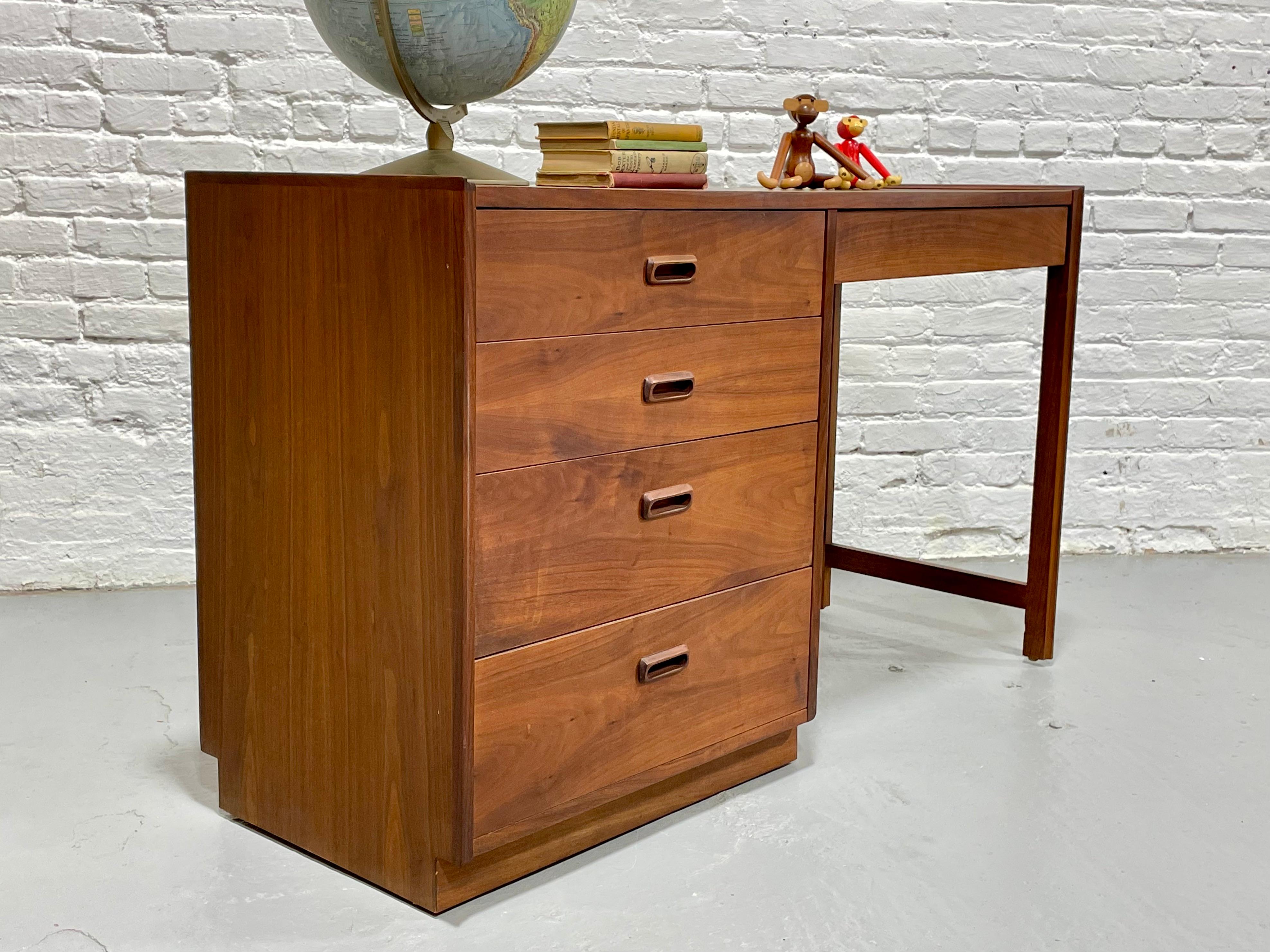 Mid Century MODERN WALNUT DESK by Founders Furniture Co., c. 1960's In Good Condition For Sale In Weehawken, NJ