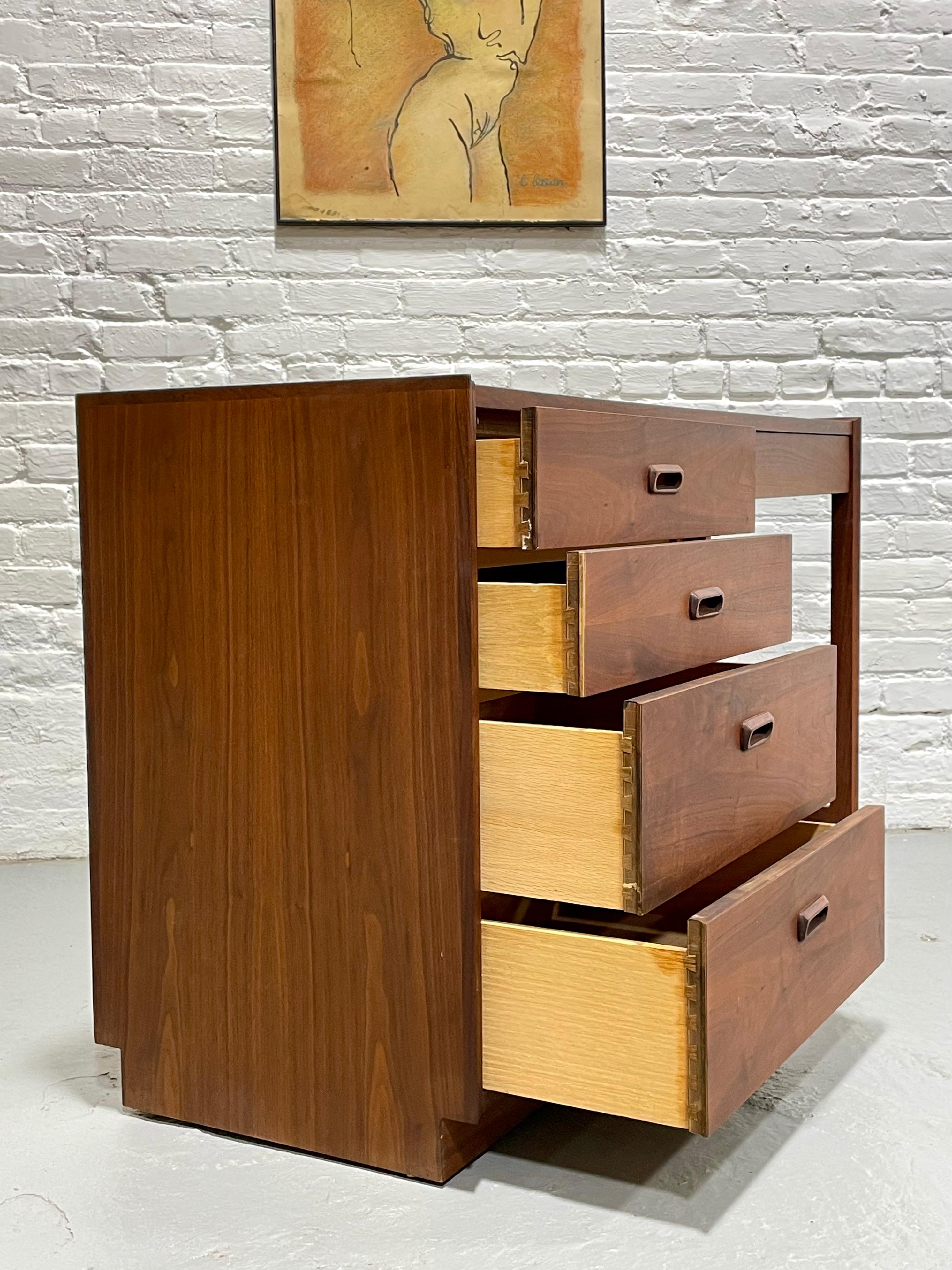 MODERN WALNUT DESK von Founders Furniture Co., Mitte des Jahrhunderts, ca. 1960er Jahre (Mitte des 20. Jahrhunderts) im Angebot