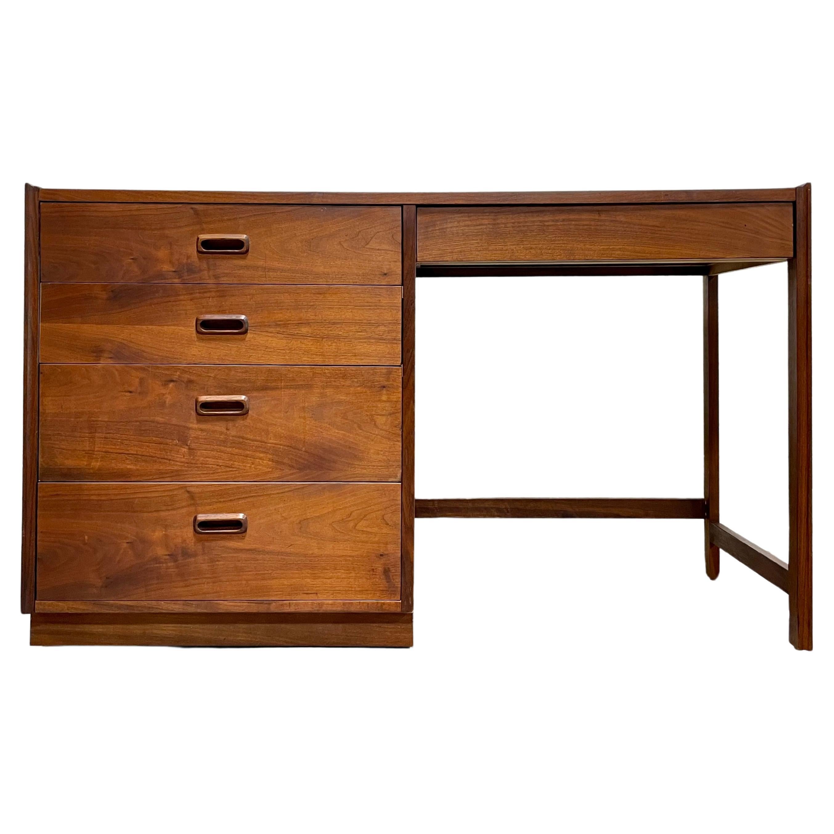 Désk Mid Century MODERN WALNUT DESK de Founders Furniture Co., vers les années 1960 en vente