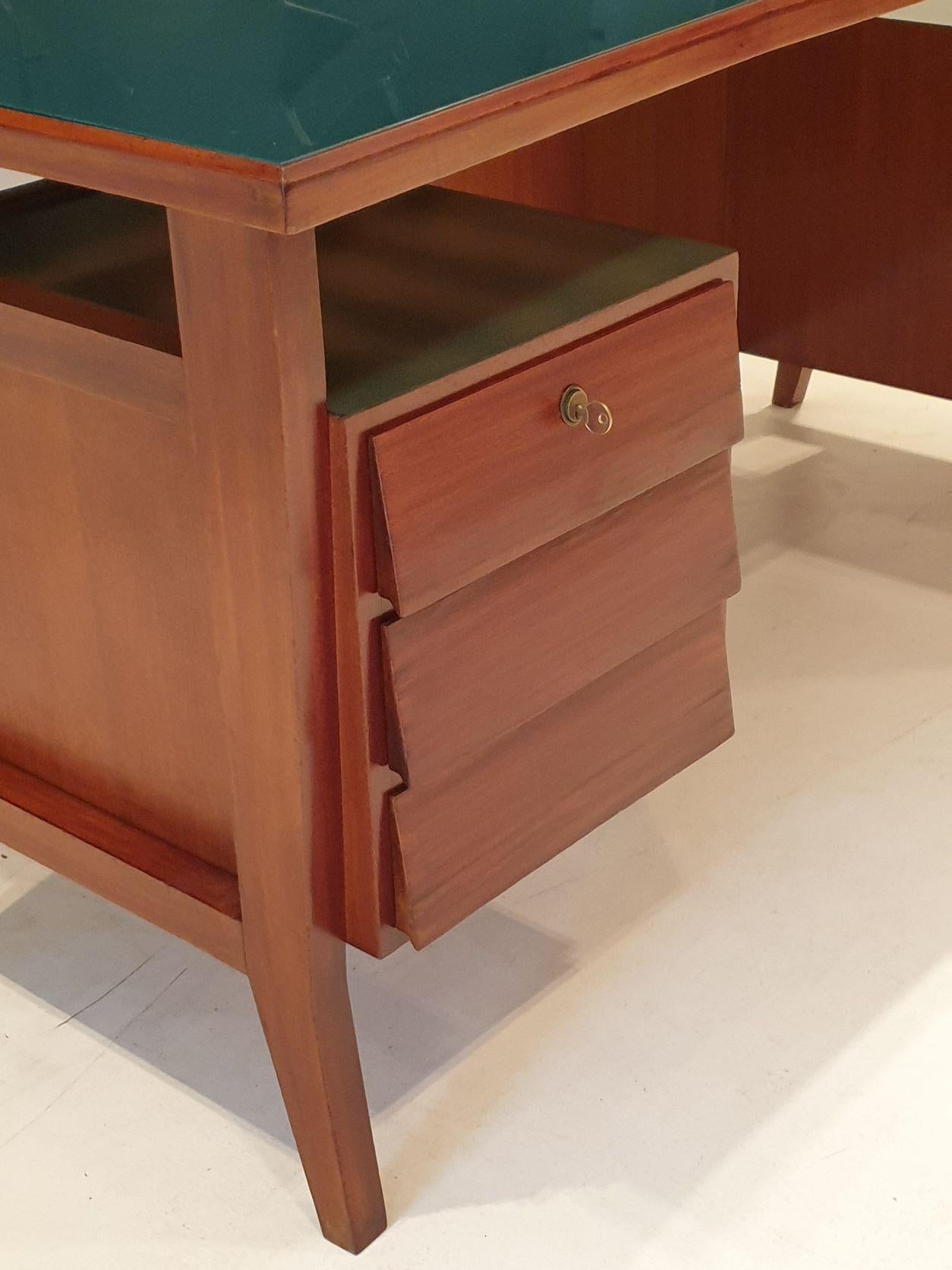 Mid-Century Modern Walnut Desk by Gio Ponti In Good Condition For Sale In London, GB