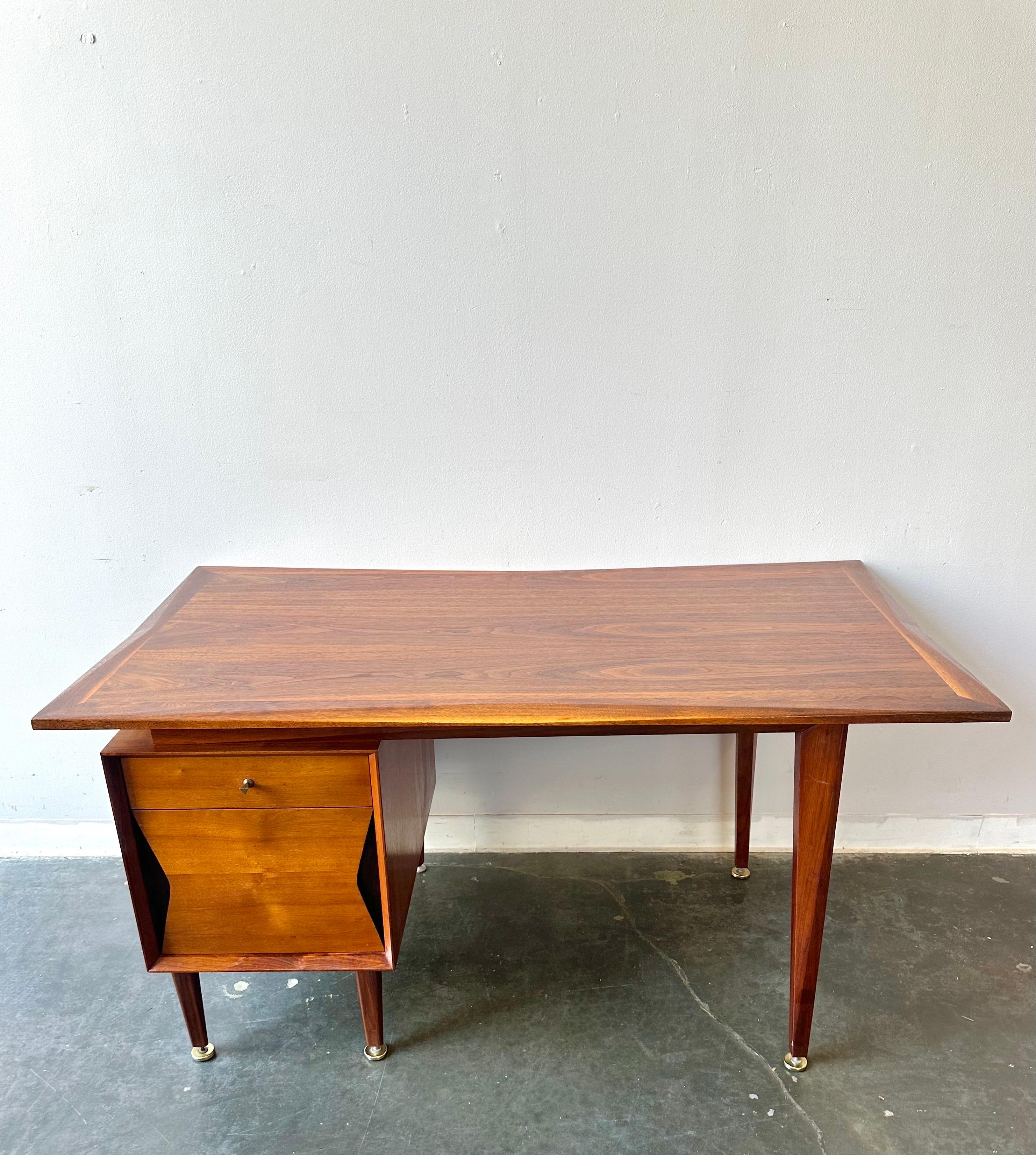 Mid-Century moderno Scrivania in legno di noce del Mid Century Modern di Grosfeld House del 1960 circa in vendita