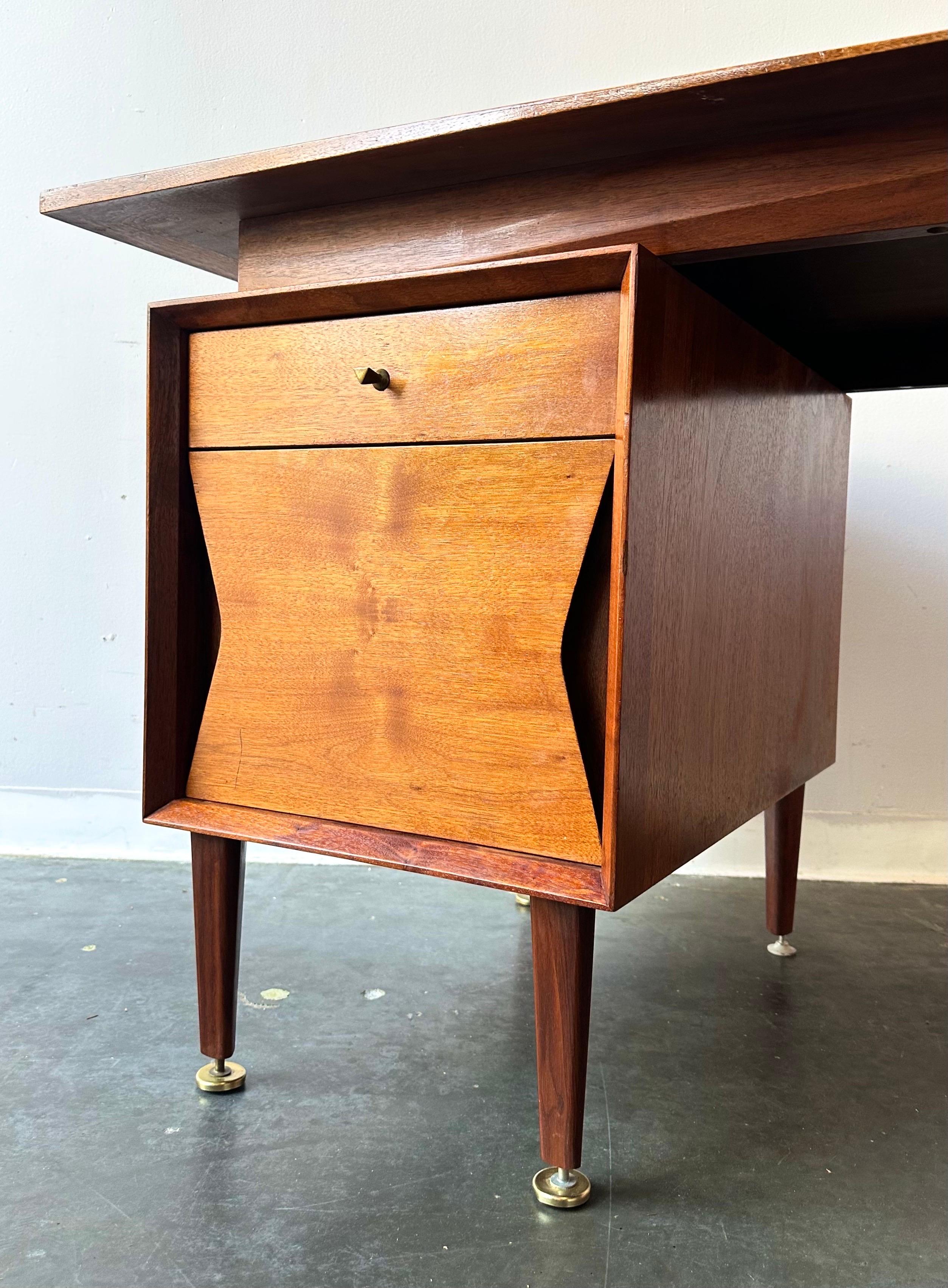 Americano Scrivania in legno di noce del Mid Century Modern di Grosfeld House del 1960 circa in vendita