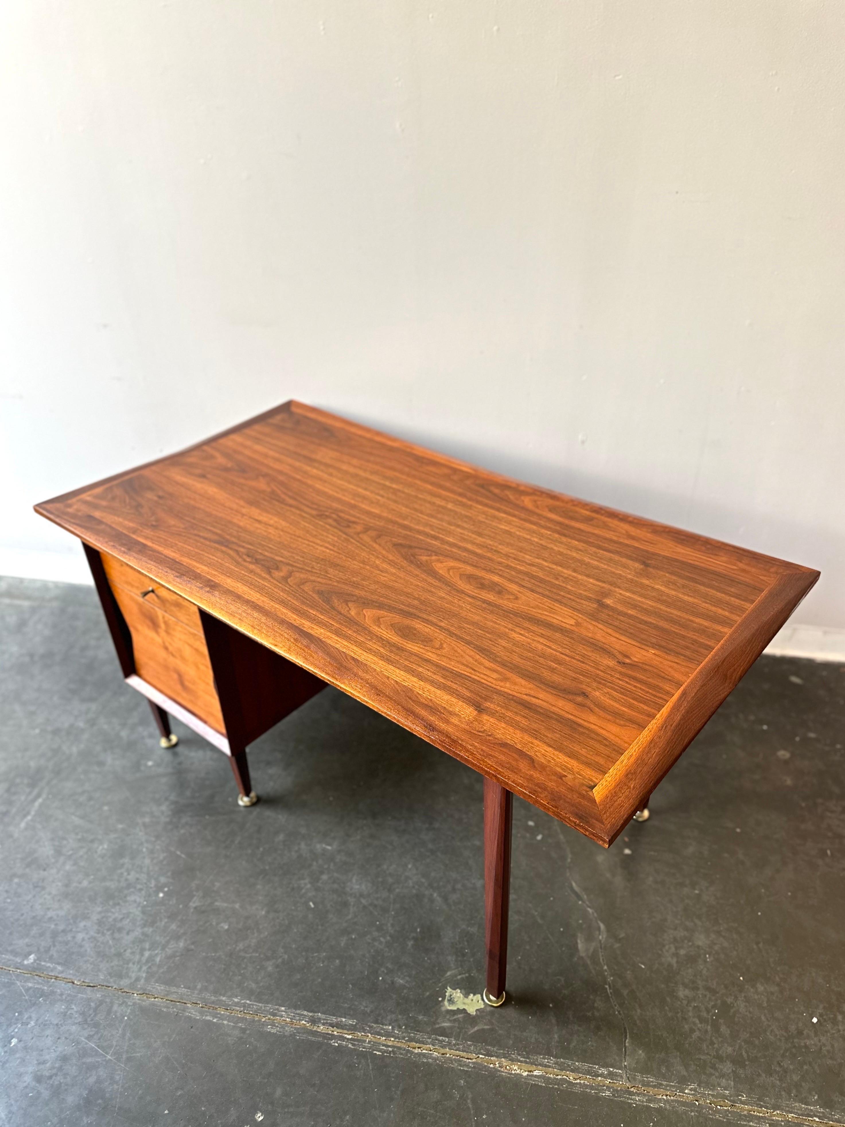 Falegnameria Scrivania in legno di noce del Mid Century Modern di Grosfeld House del 1960 circa in vendita