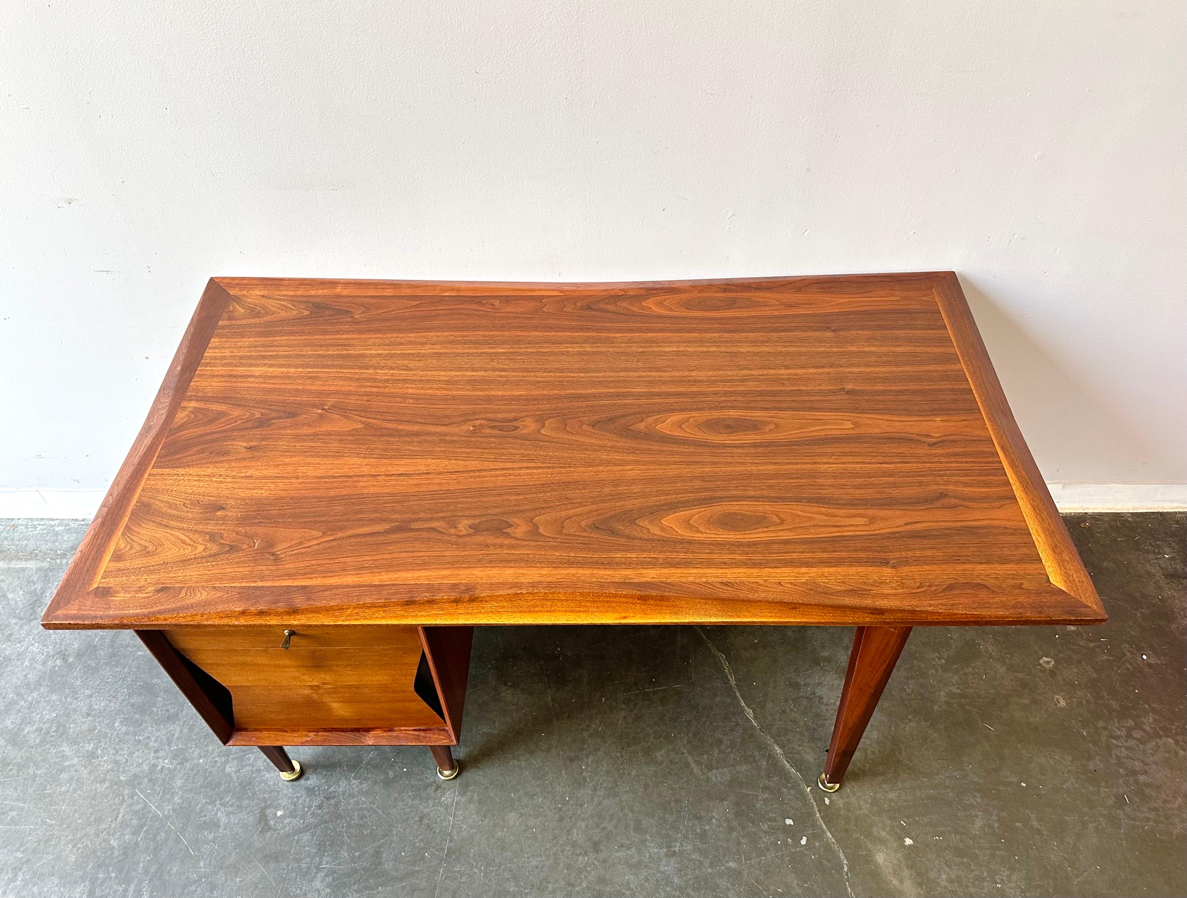 Metà XX secolo Scrivania in legno di noce del Mid Century Modern di Grosfeld House del 1960 circa in vendita