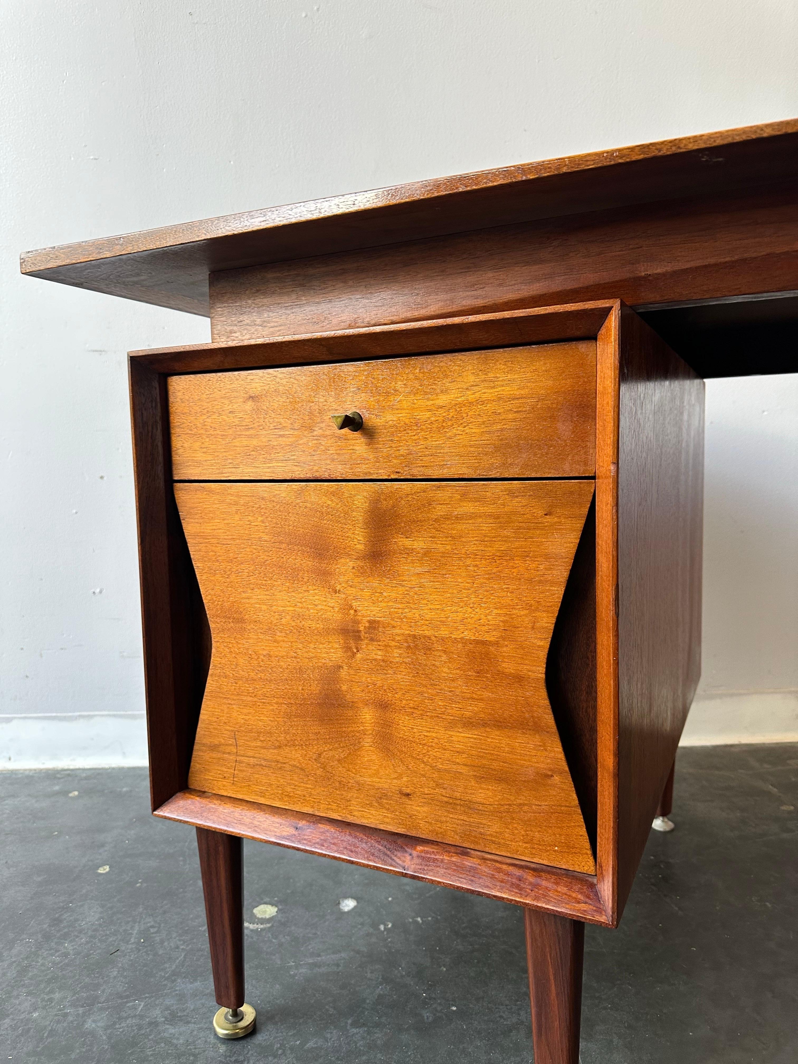 Scrivania in legno di noce del Mid Century Modern di Grosfeld House del 1960 circa in vendita 1