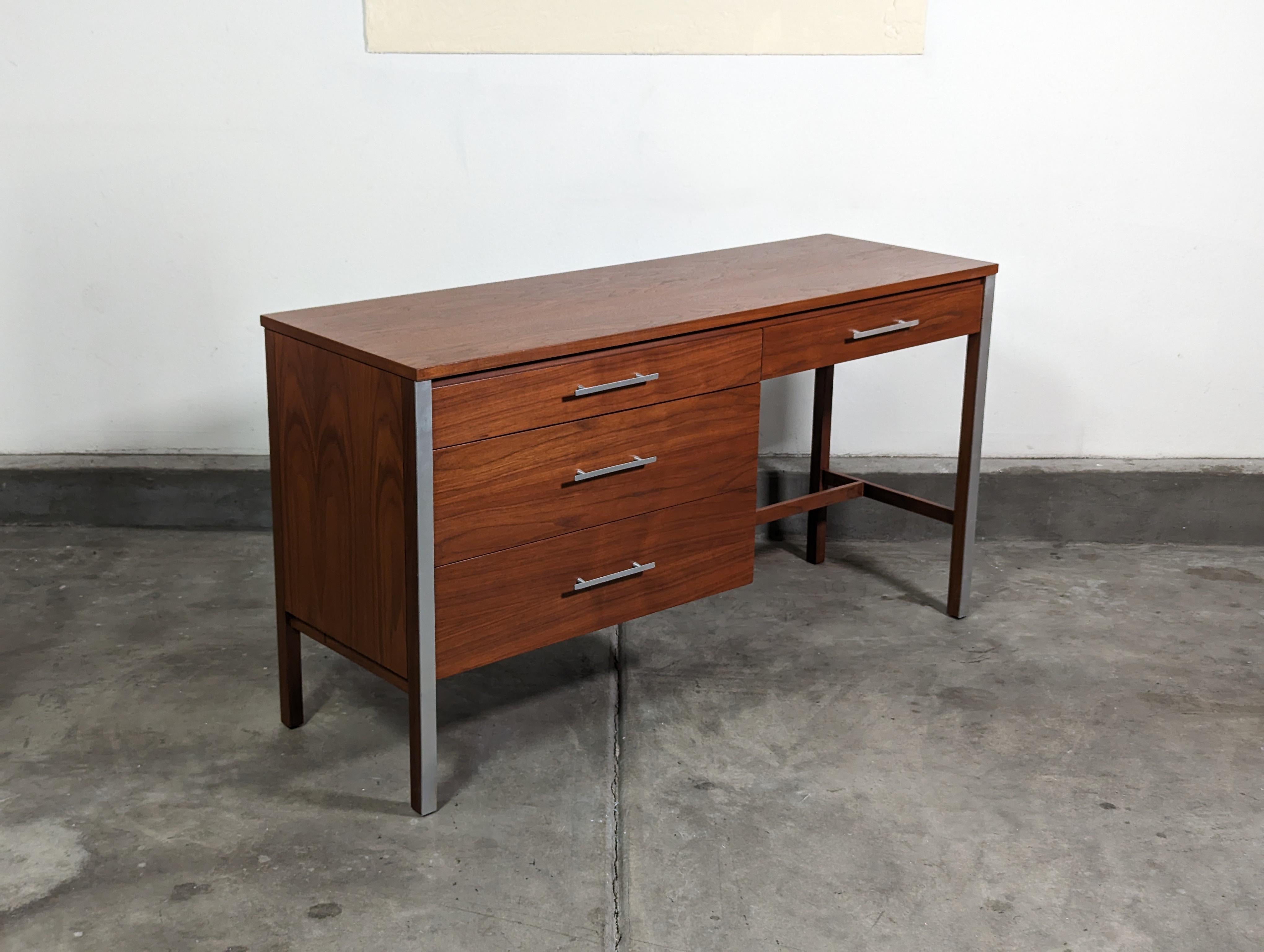 Mid Century Modern Walnut Desk by Paul McCobb, c1960s For Sale 5