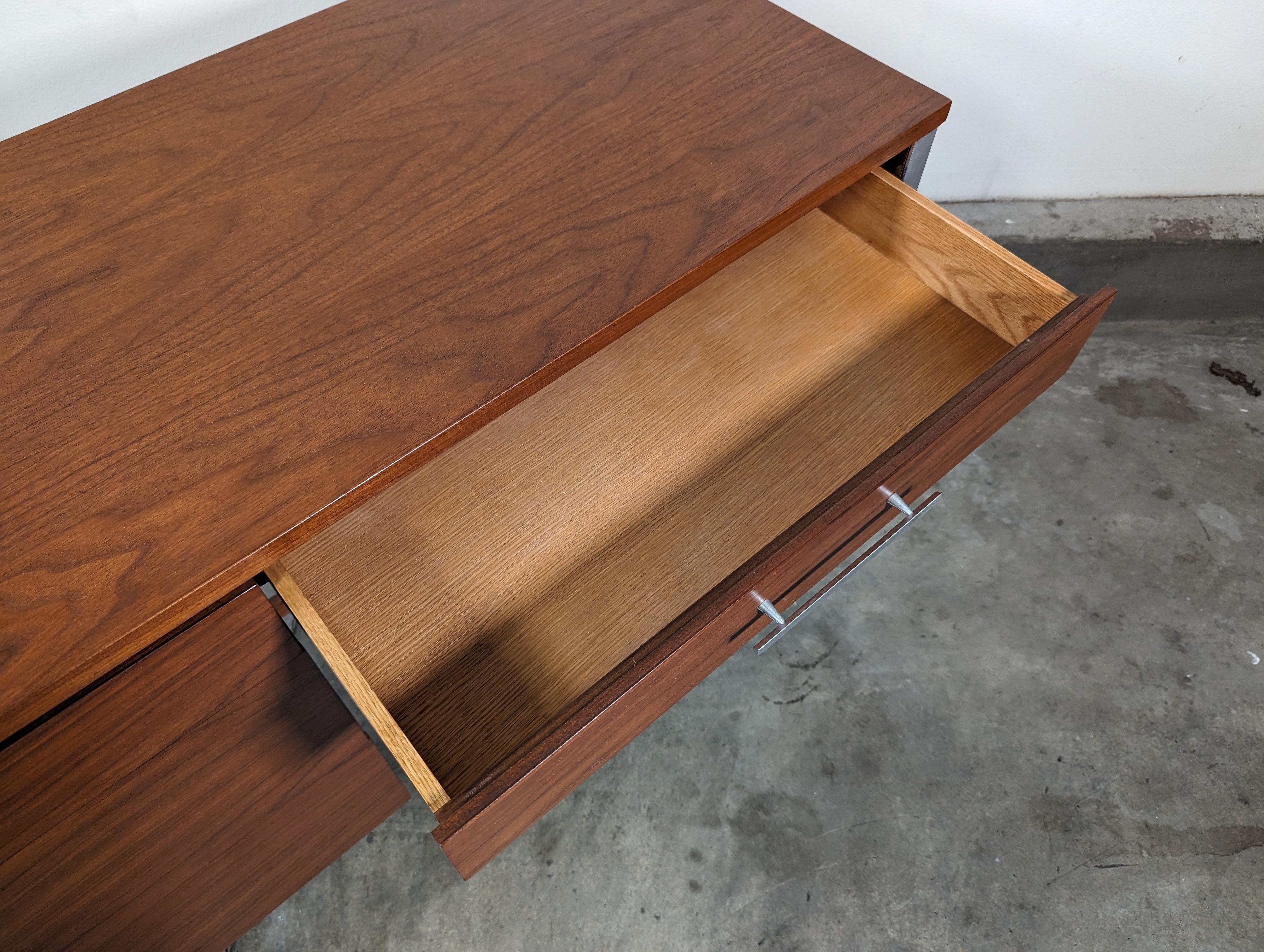 Mid Century Modern Walnut Desk by Paul McCobb, c1960s For Sale 6