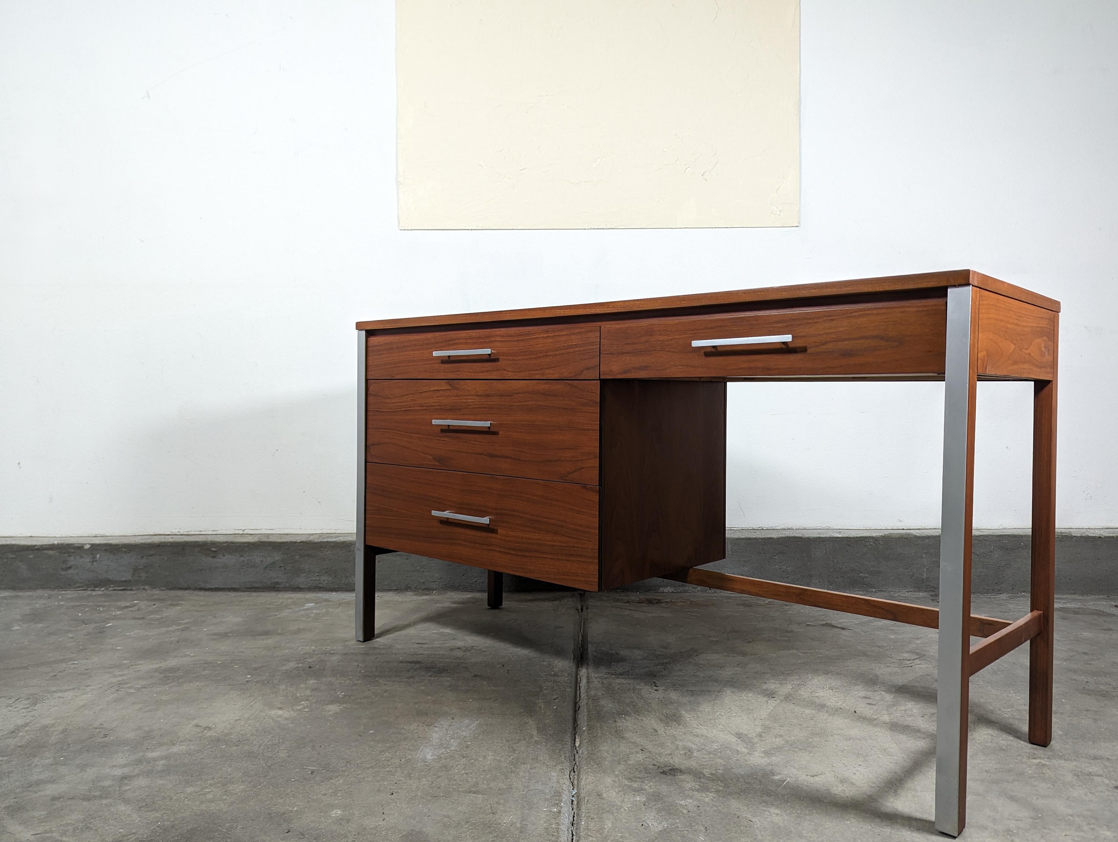 Mid-Century Modern Mid Century Modern Walnut Desk by Paul McCobb, c1960s For Sale