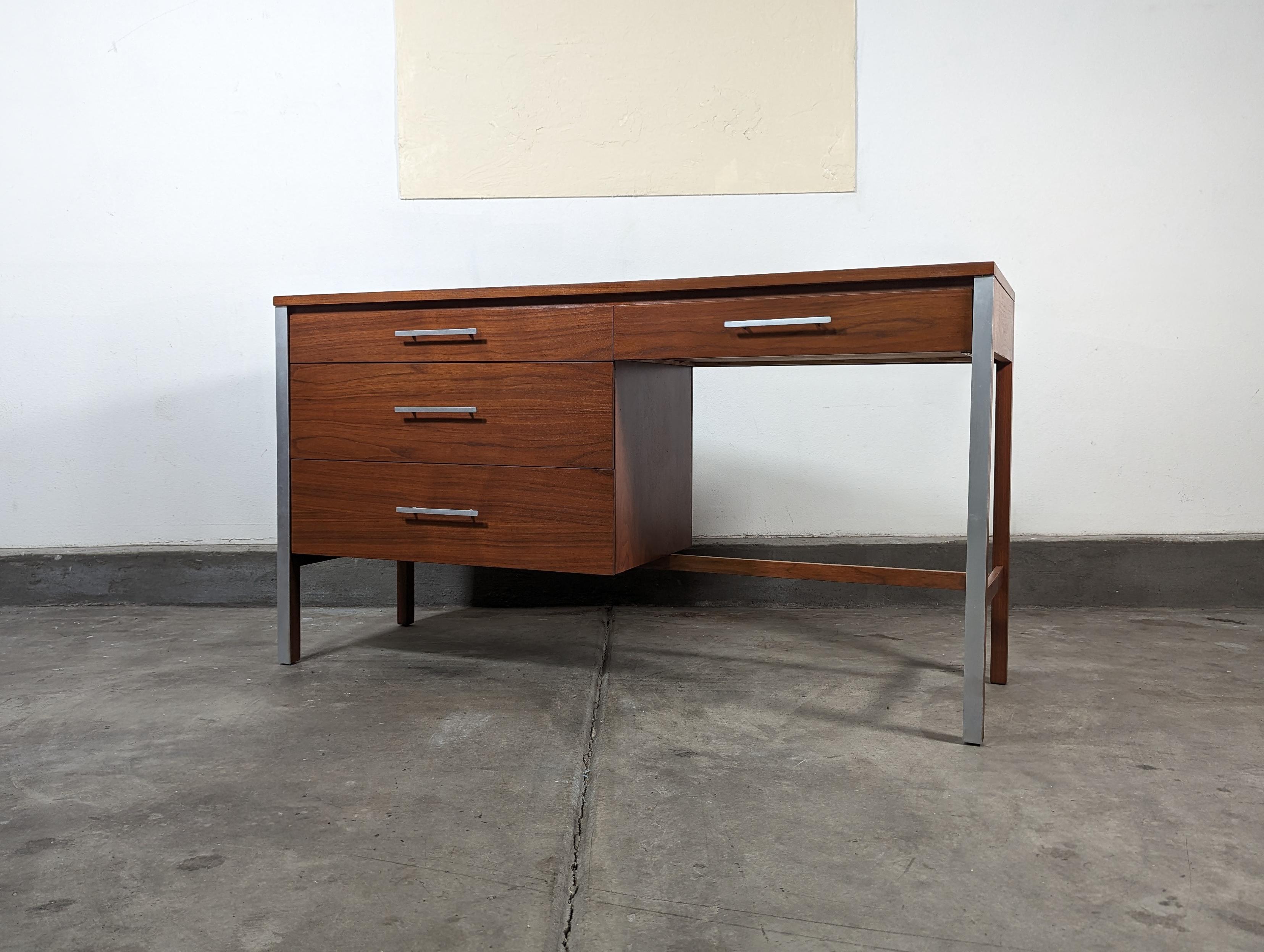 Mid Century Modern Walnut Desk by Paul McCobb, c1960s For Sale 1