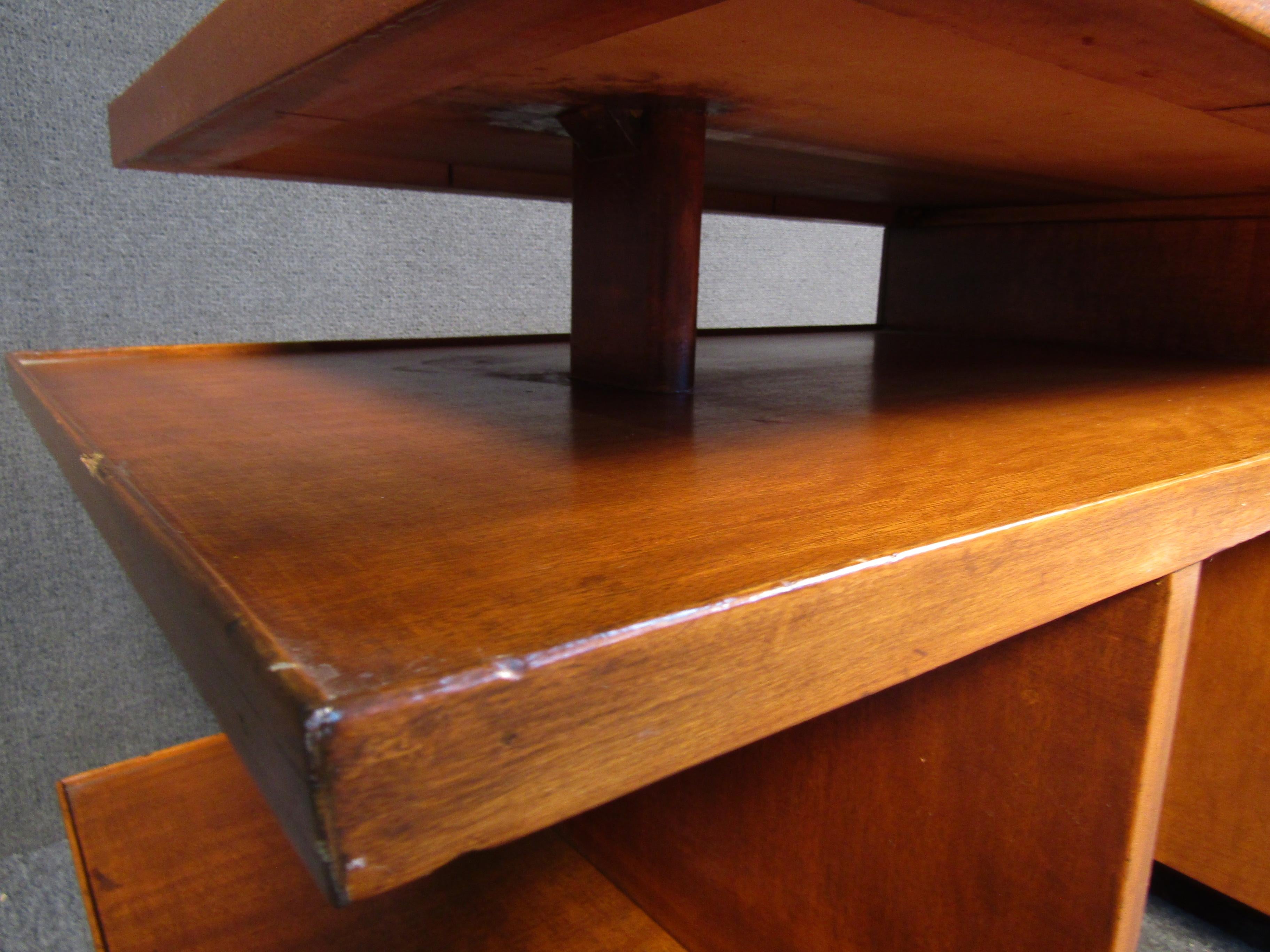 Moderner Nussbaum-Schreibtisch aus der Jahrhundertmitte im Angebot 4