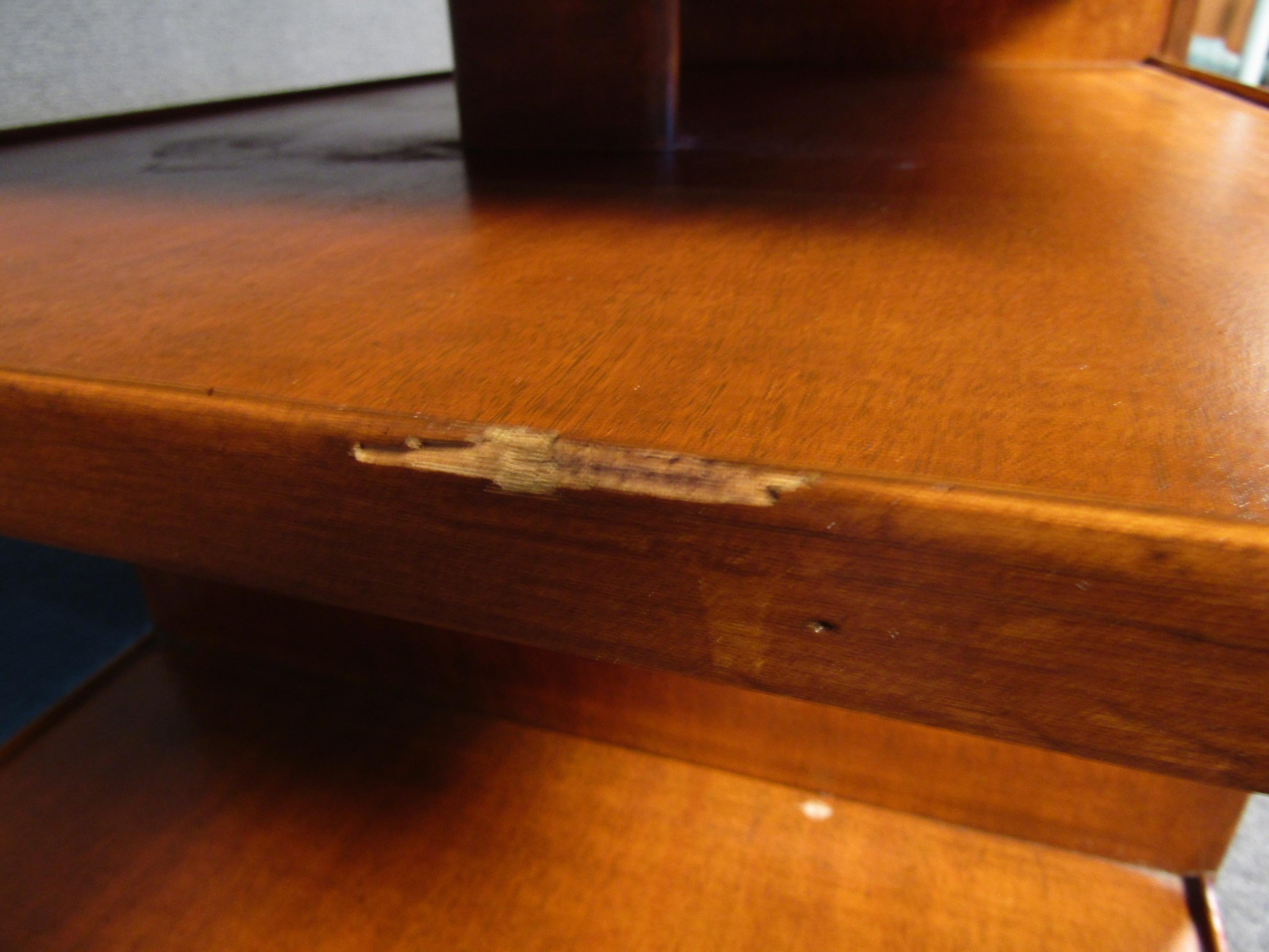 Moderner Nussbaum-Schreibtisch aus der Jahrhundertmitte im Angebot 5