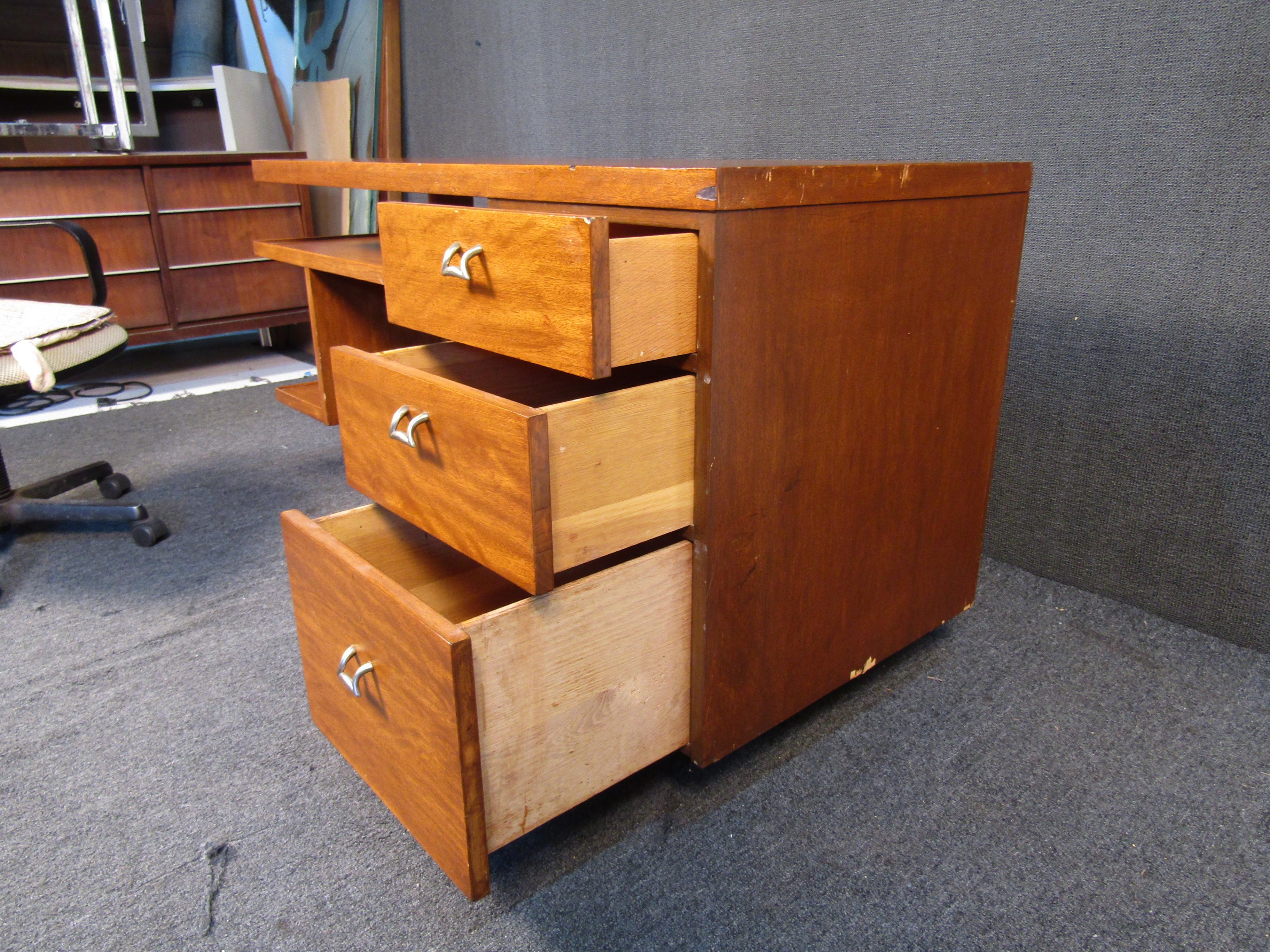 Moderner Nussbaum-Schreibtisch aus der Jahrhundertmitte im Angebot 11