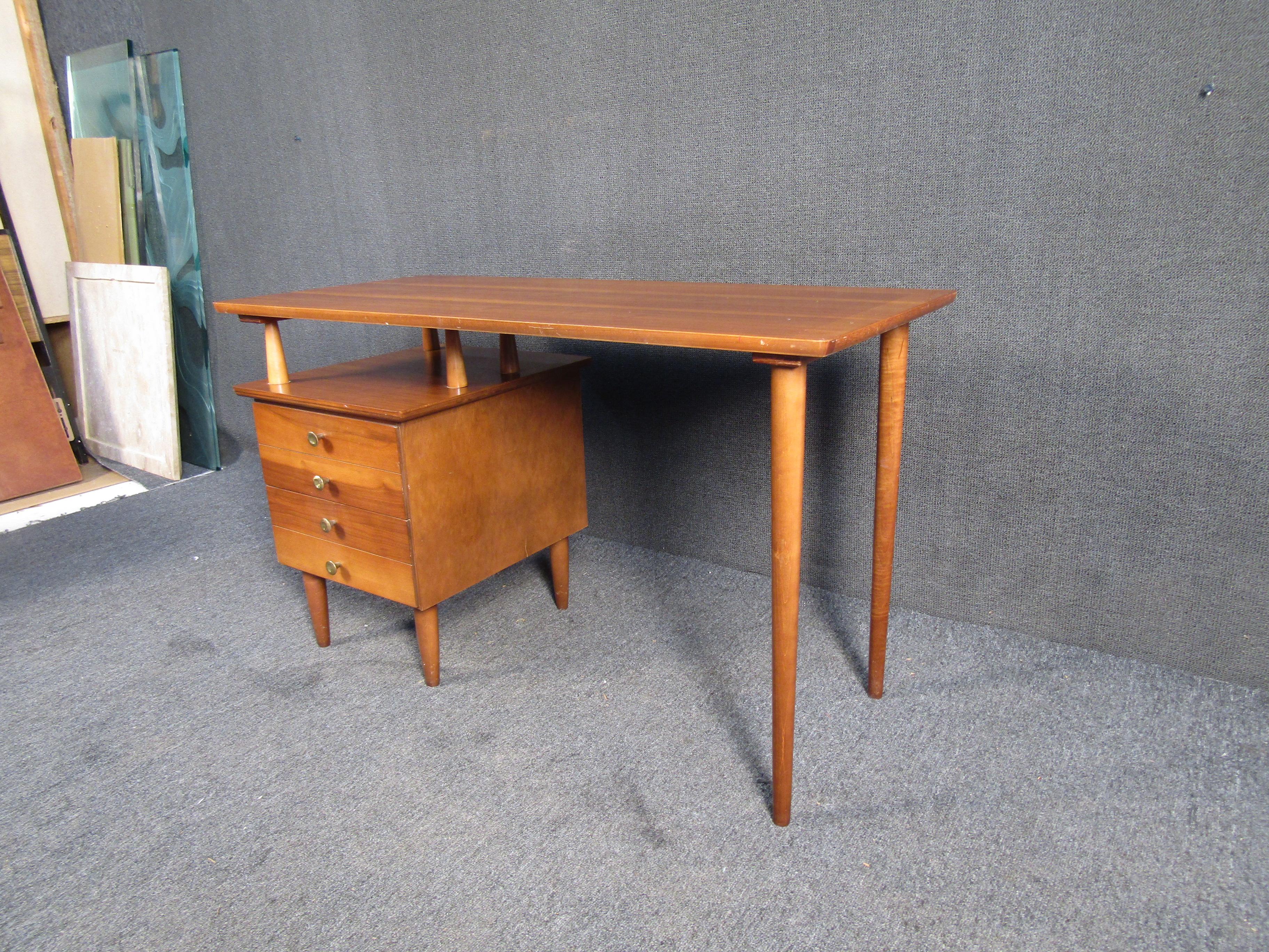 Moderner Schreibtisch im Vintage-Stil mit reicher Walnussmaserung. Dieser Schreibtisch steht auf schlanken, spitz zulaufenden Beinen und hat zwei geräumige Schubladen. Dies wäre eine perfekte Ergänzung für jeden kreativen Raum.

Bitte bestätigen