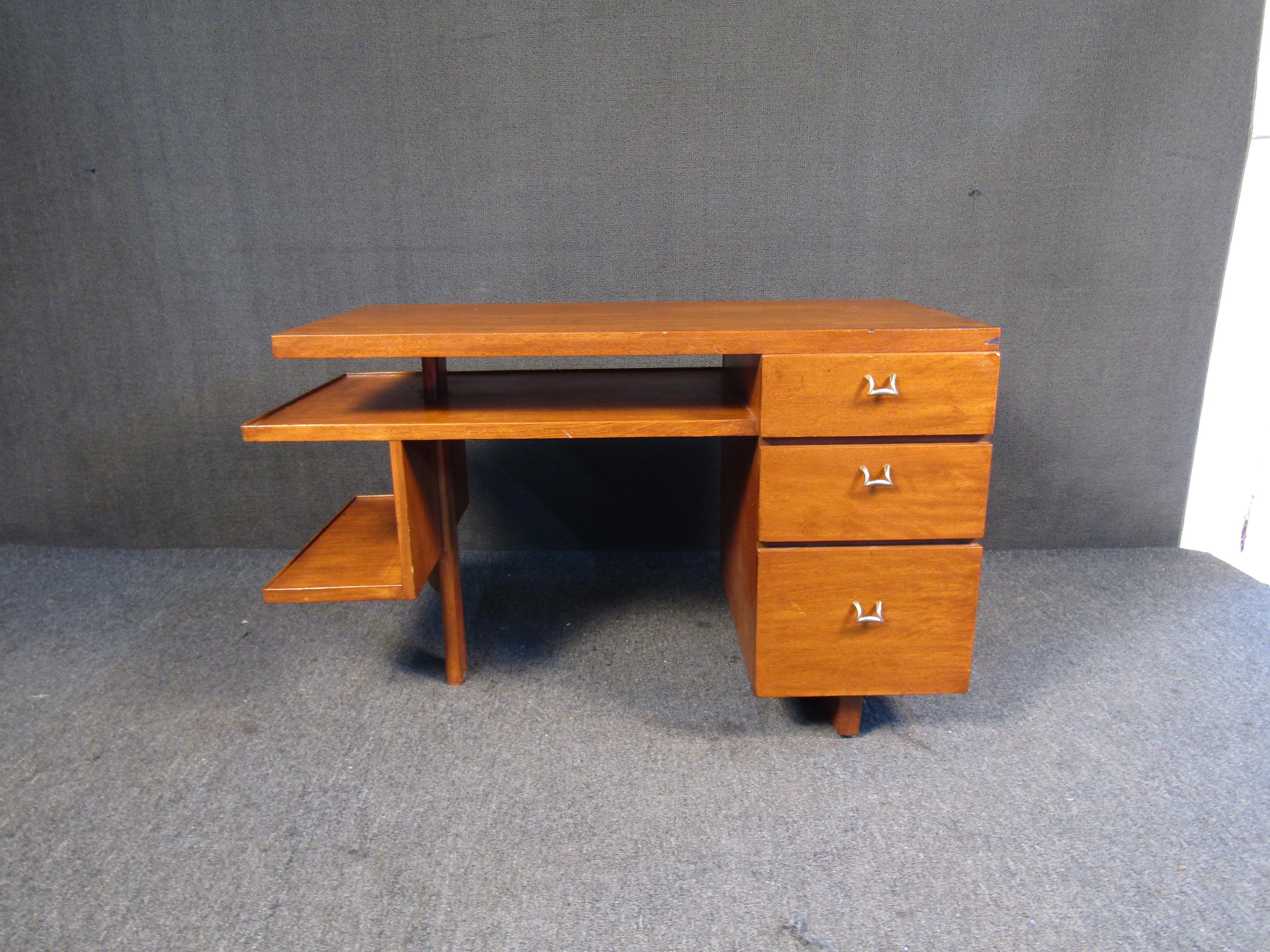 Moderner Schreibtisch im Vintage-Stil mit reicher Walnussmaserung. Dieser Schreibtisch steht auf schlanken, spitz zulaufenden Beinen und hat drei geräumige Schubladen. Dies wäre eine perfekte Ergänzung für jeden kreativen Raum.

Bitte bestätigen