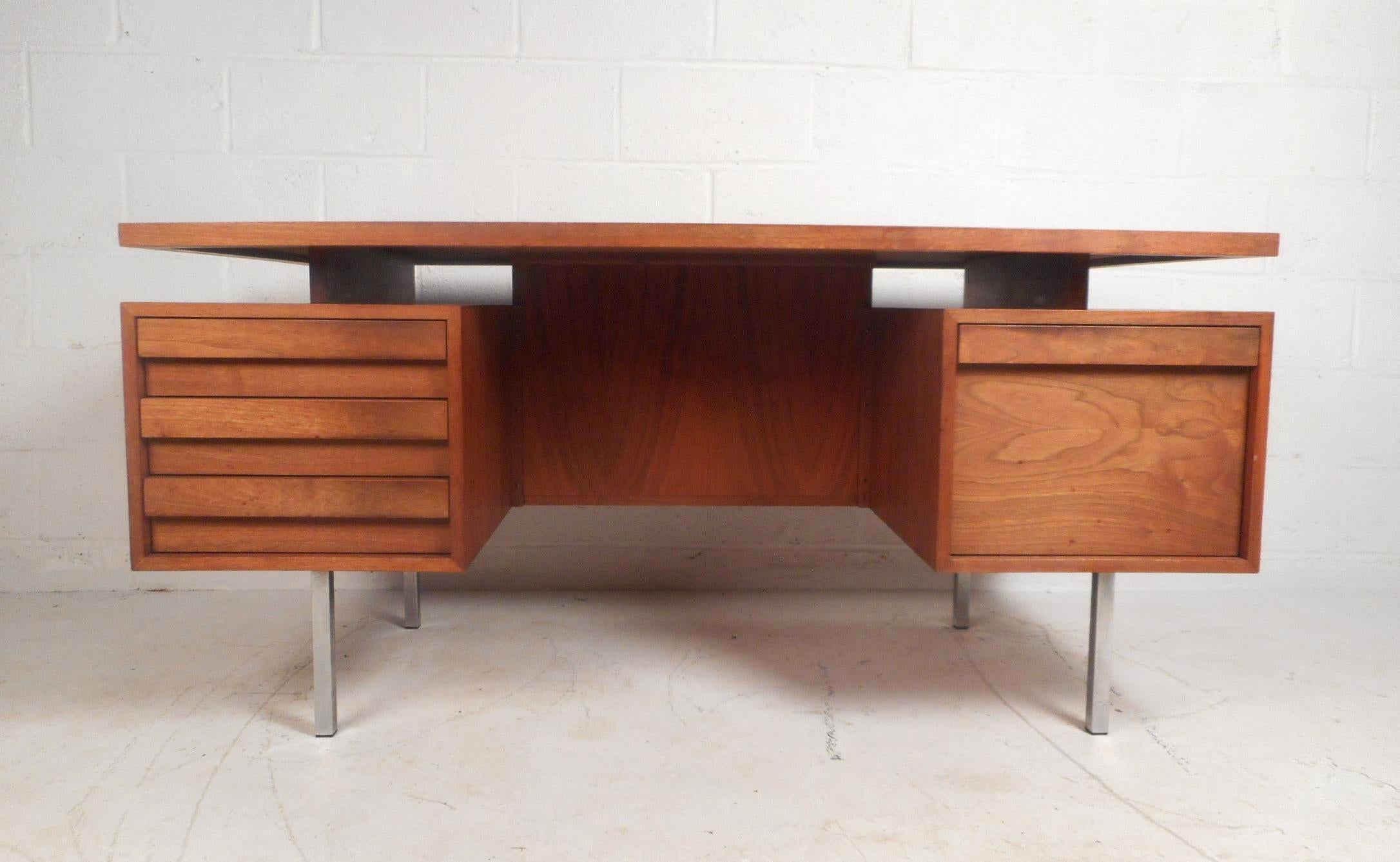 Mid-Century Modern Walnut Desk In Good Condition In Brooklyn, NY