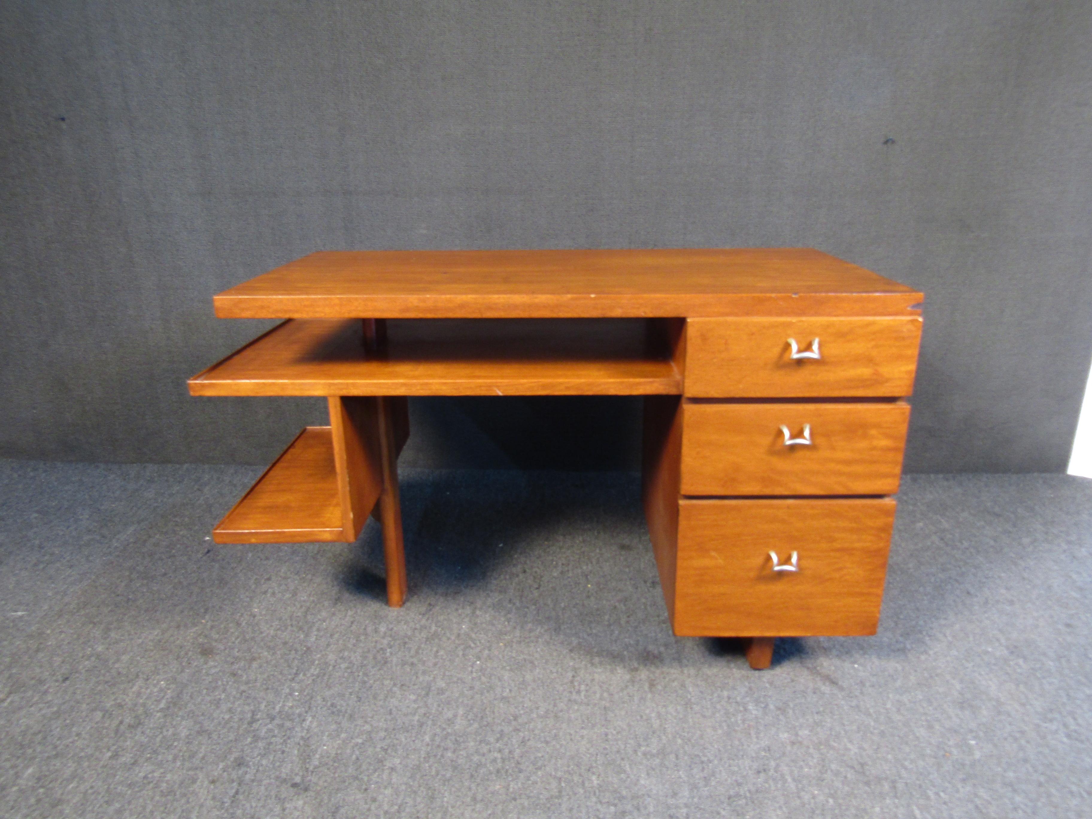 Moderner Nussbaum-Schreibtisch aus der Jahrhundertmitte (Moderne der Mitte des Jahrhunderts) im Angebot