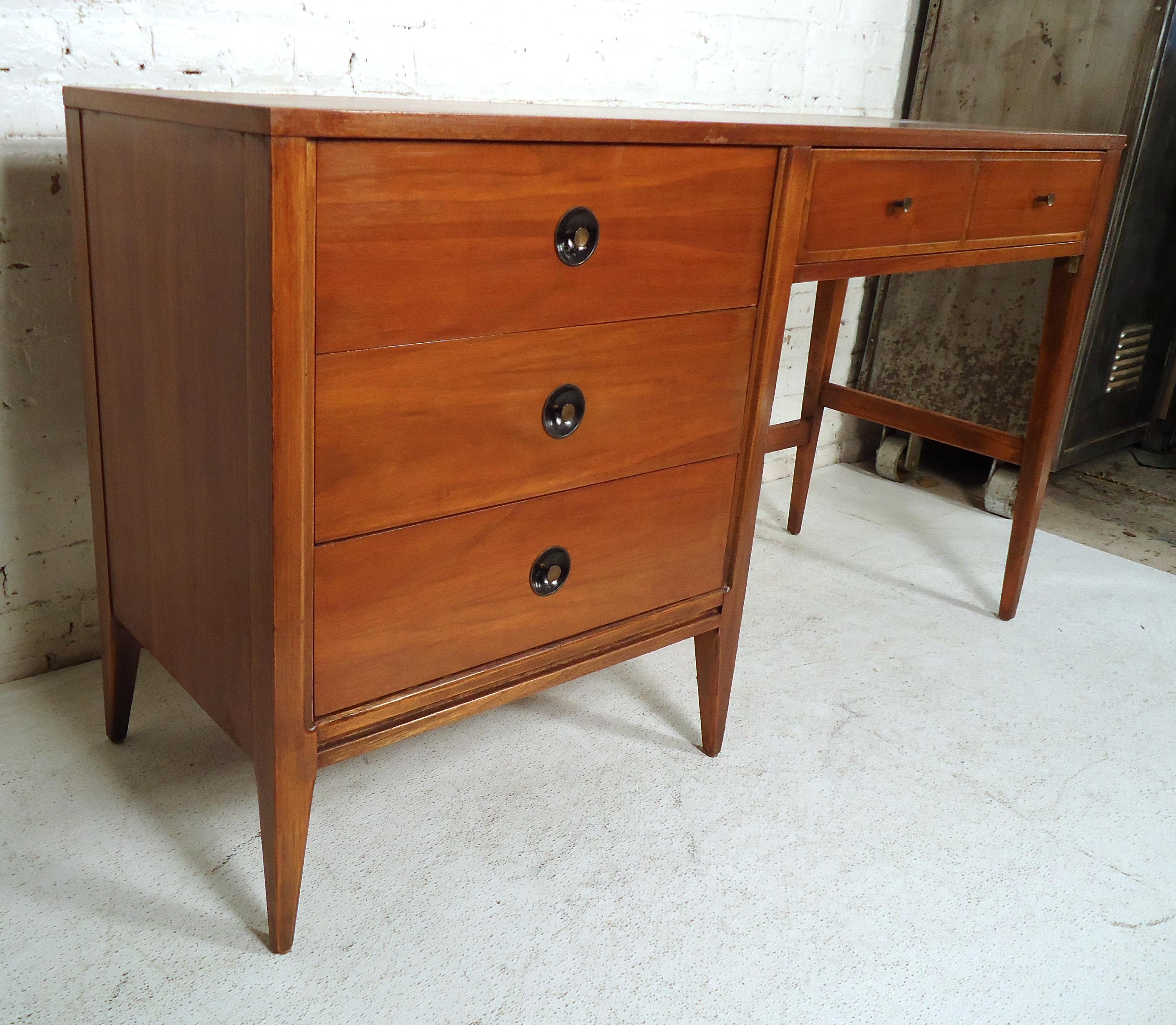 Mid-Century Modern Walnut Desk In Good Condition In Brooklyn, NY