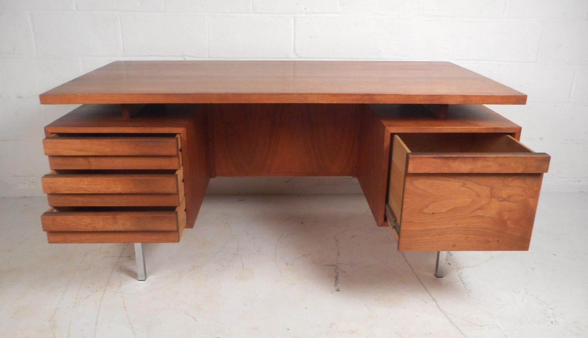 Mid-20th Century Mid-Century Modern Walnut Desk