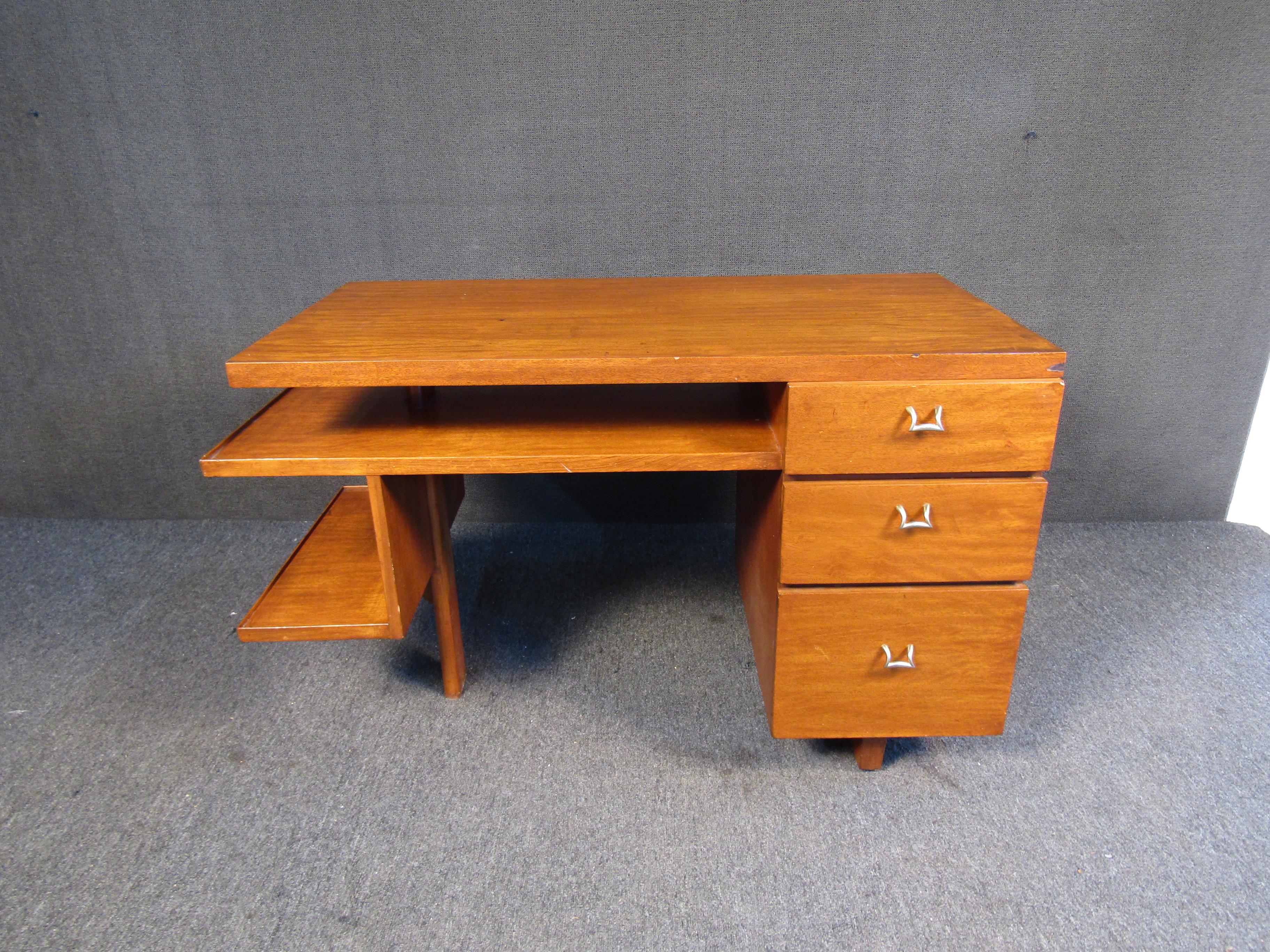 Moderner Nussbaum-Schreibtisch aus der Jahrhundertmitte im Zustand „Gut“ im Angebot in Brooklyn, NY
