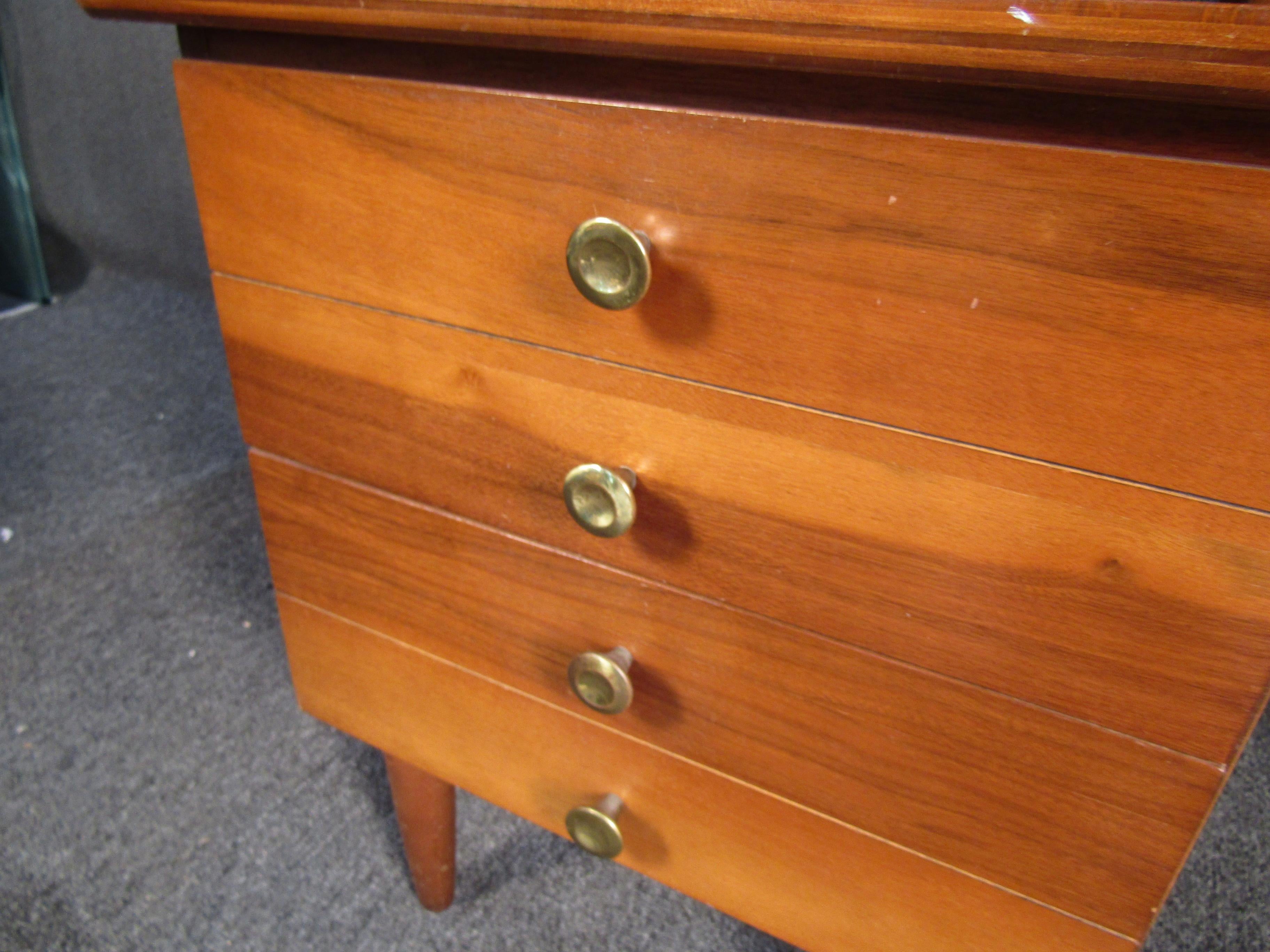 Mid-Century Modern Walnut Desk In Good Condition For Sale In Brooklyn, NY