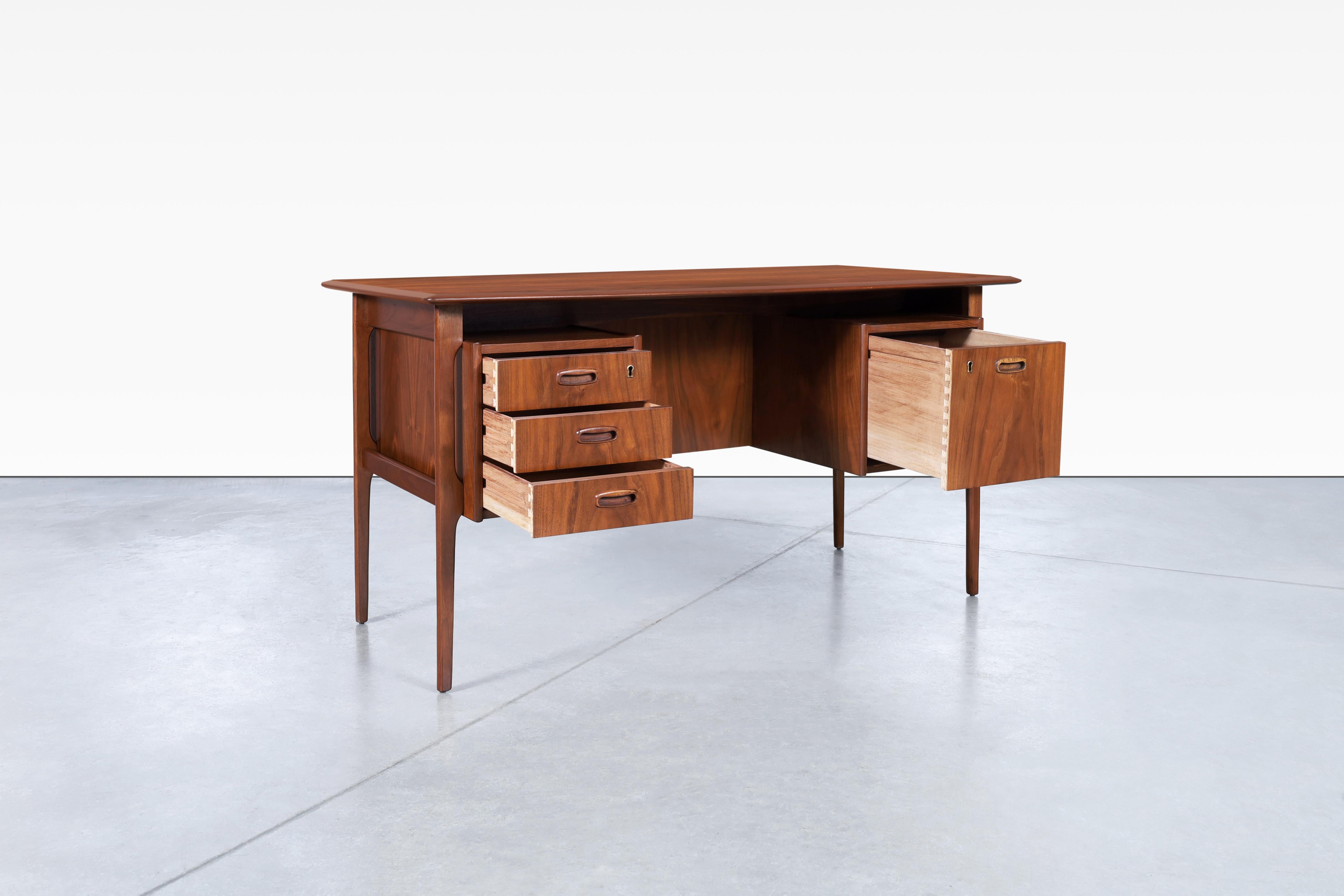 MidCentury Modern Walnut Desk For Sale at 1stDibs