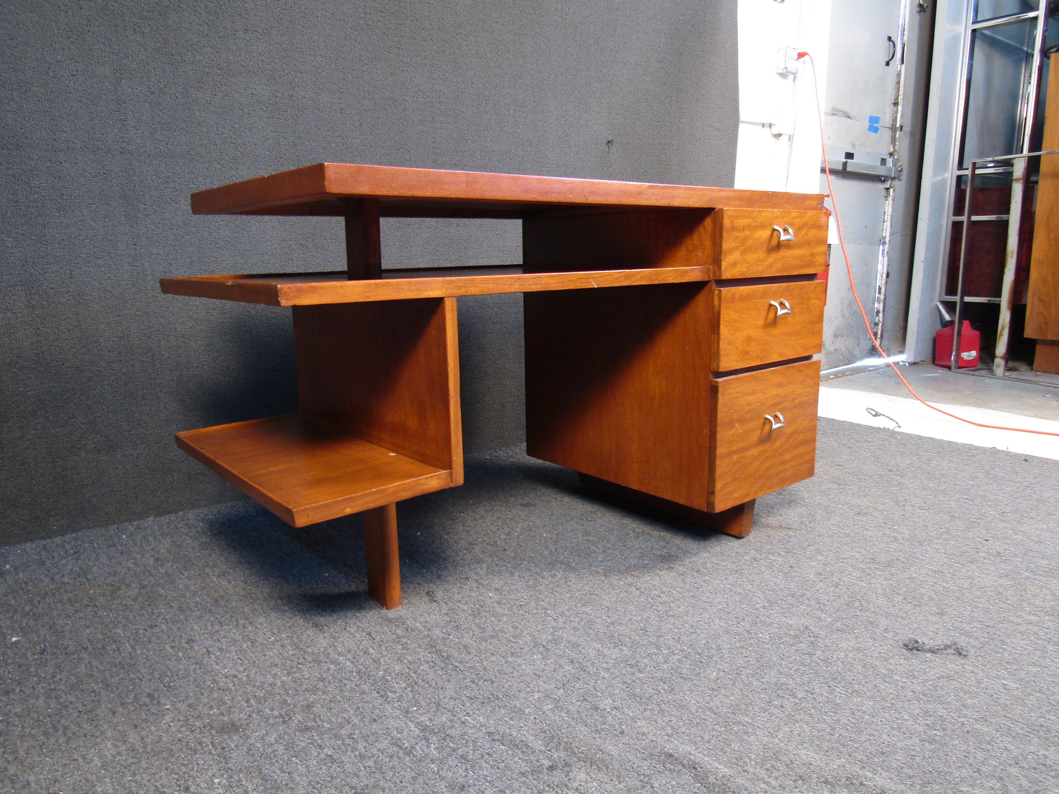 Moderner Nussbaum-Schreibtisch aus der Jahrhundertmitte (Holz) im Angebot