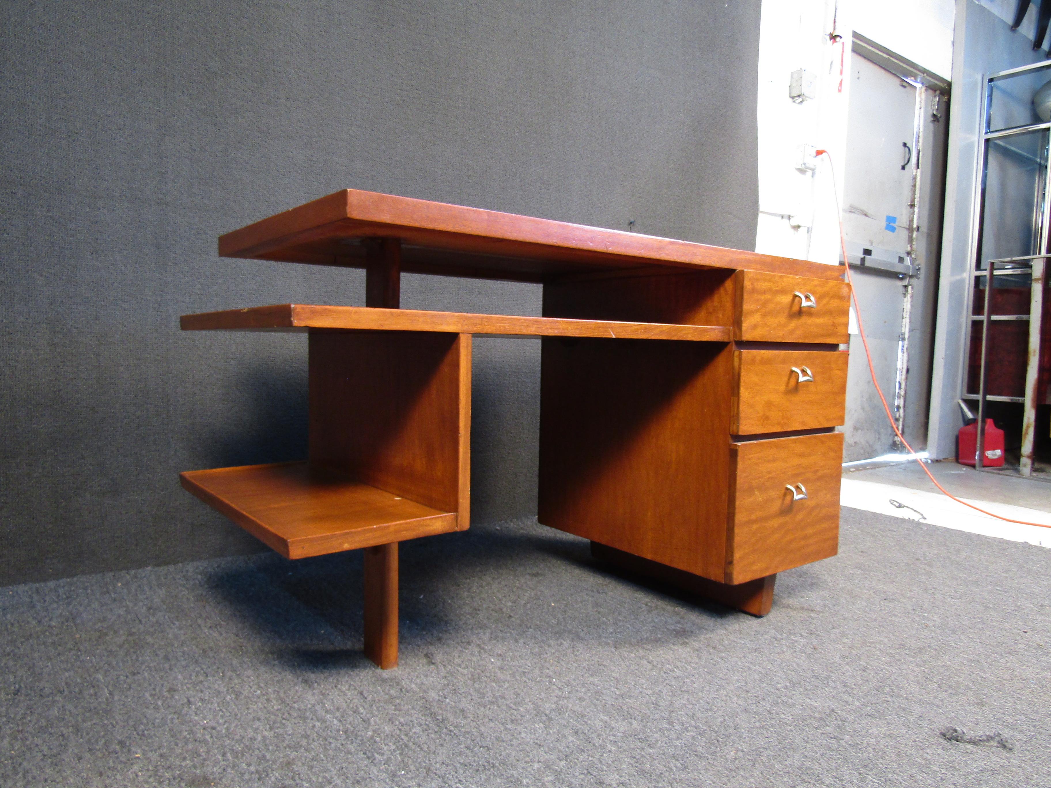 Moderner Nussbaum-Schreibtisch aus der Jahrhundertmitte im Angebot 1