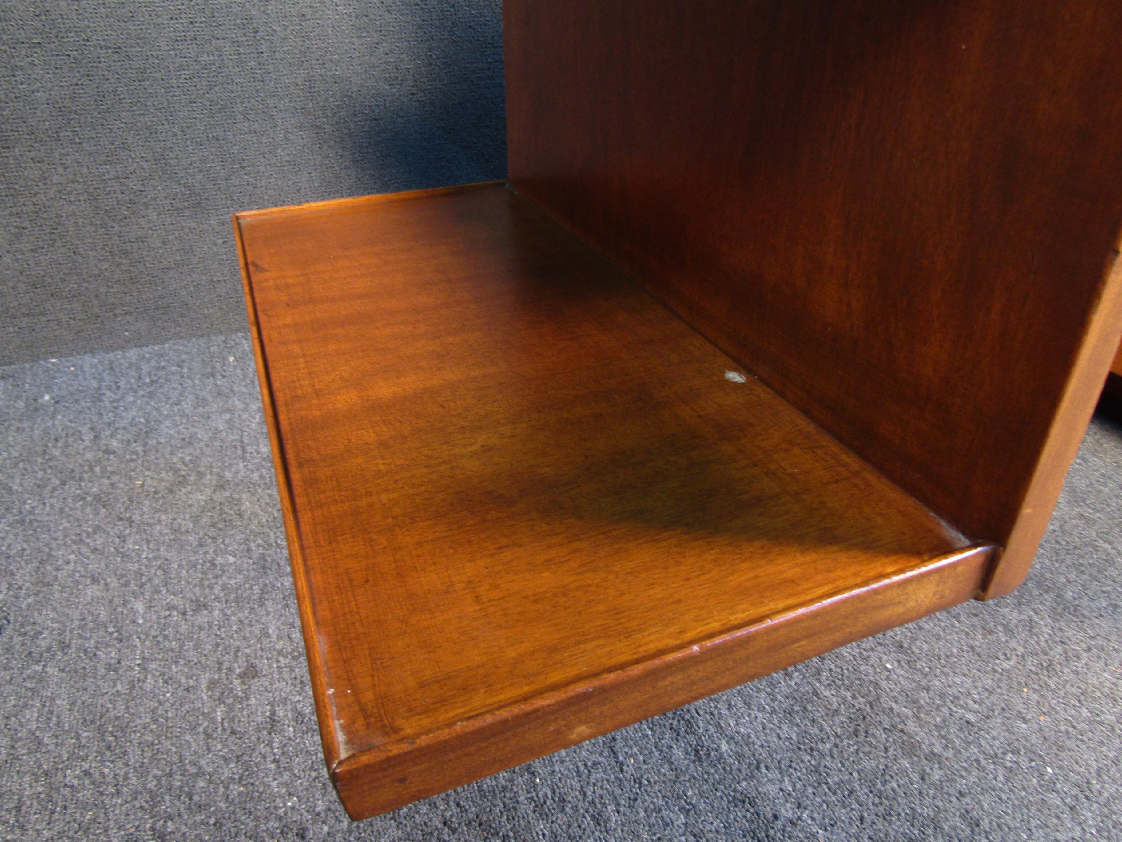 Moderner Nussbaum-Schreibtisch aus der Jahrhundertmitte im Angebot 3