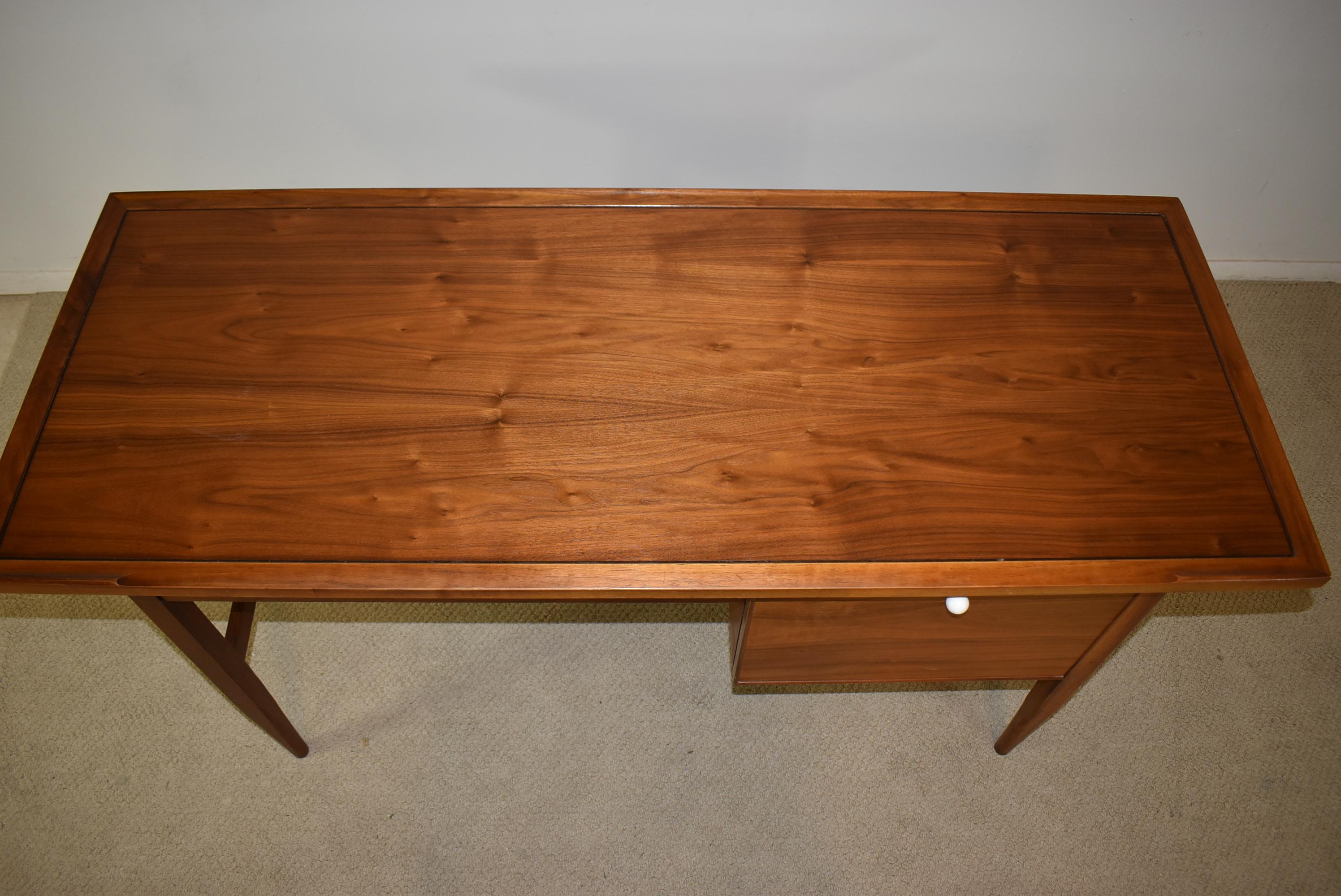 Mid Century Modern Walnut Desk Kipp Stewart for Drexel In Good Condition In Toledo, OH