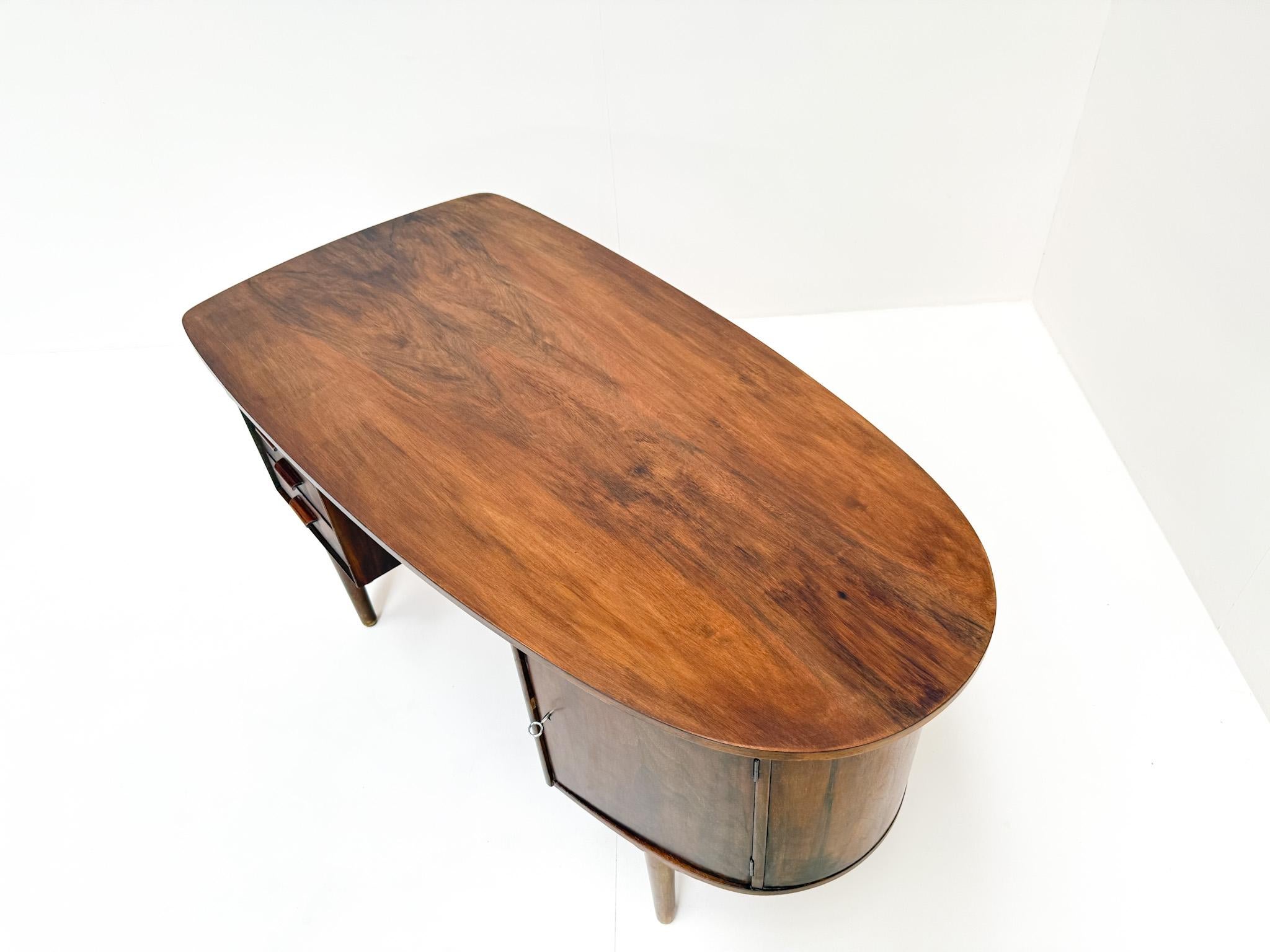 Mid-Century Modern Walnut Desk with Bookshelf Back For Sale 5