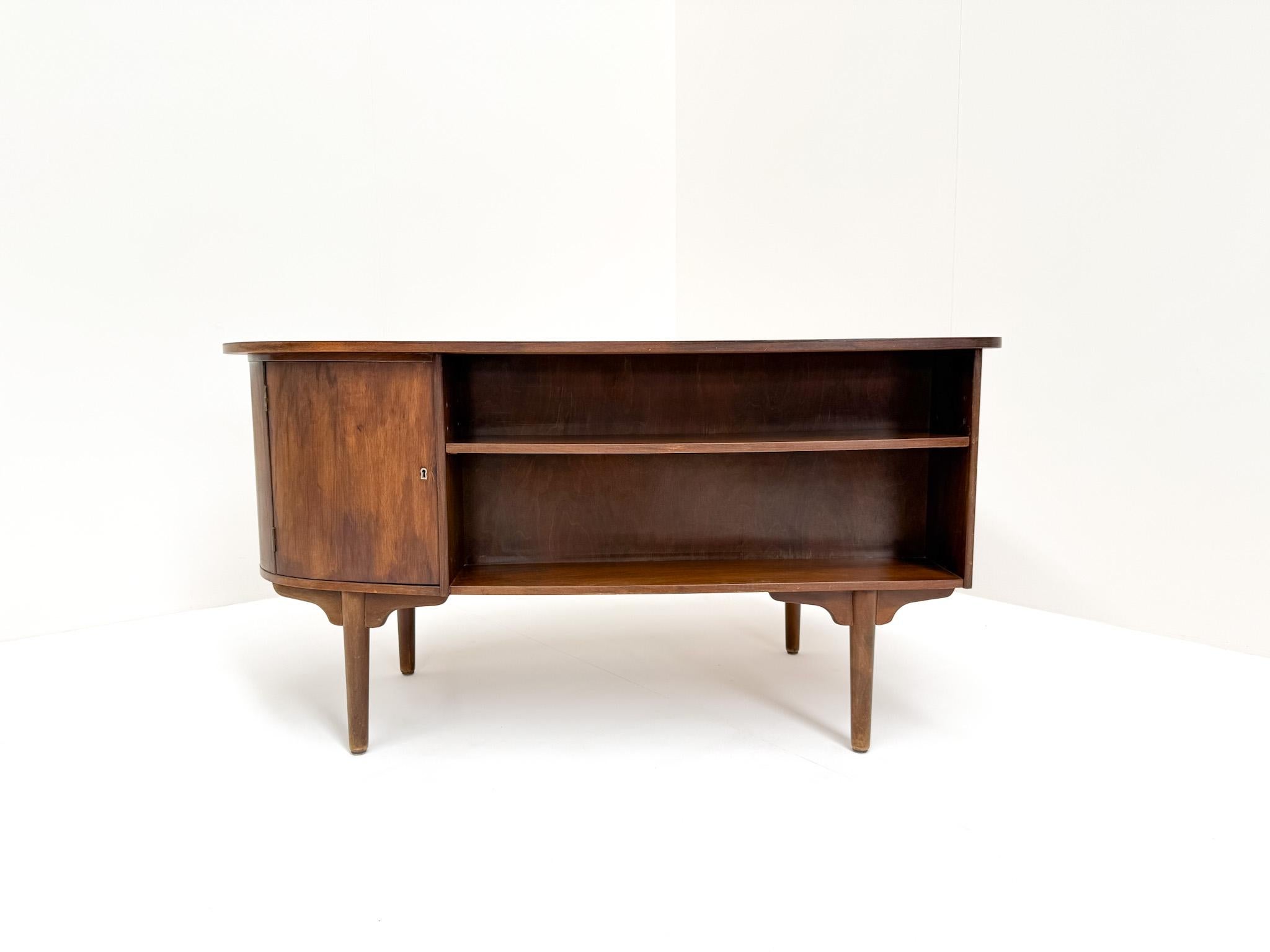 Mid-Century Modern Walnut Desk with Bookshelf Back For Sale 6