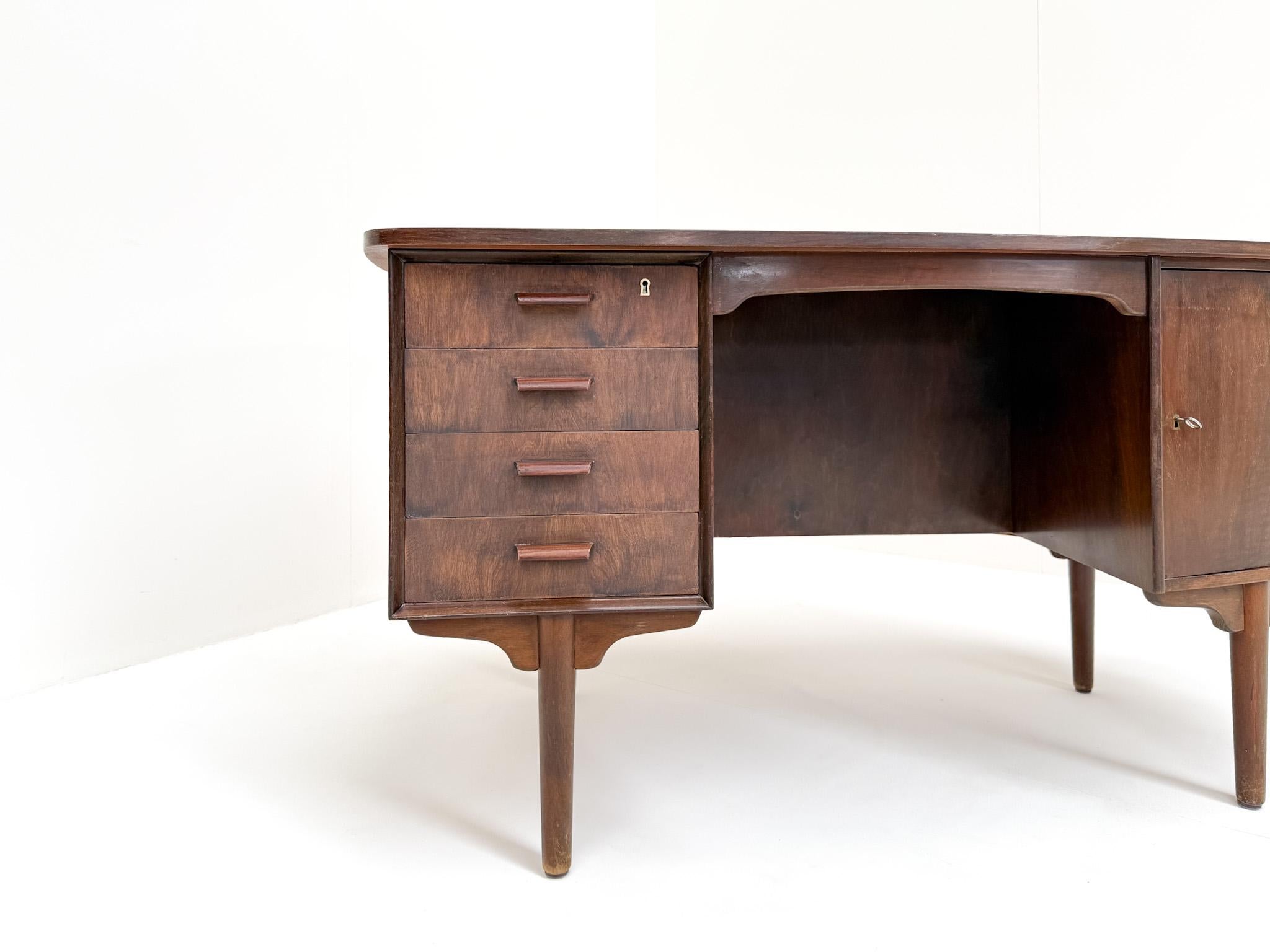 Mid-Century Modern Walnut Desk with Bookshelf Back In Good Condition For Sale In BERKEL EN RODENRIJS, NL