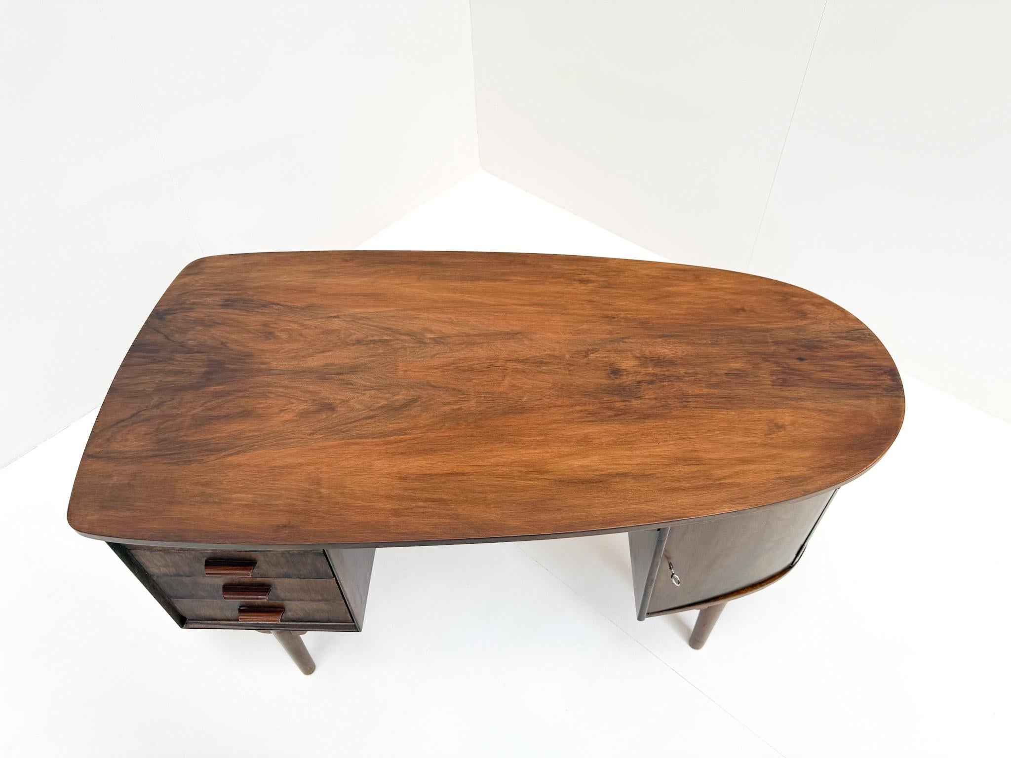 Mid-Century Modern Walnut Desk with Bookshelf Back For Sale 1