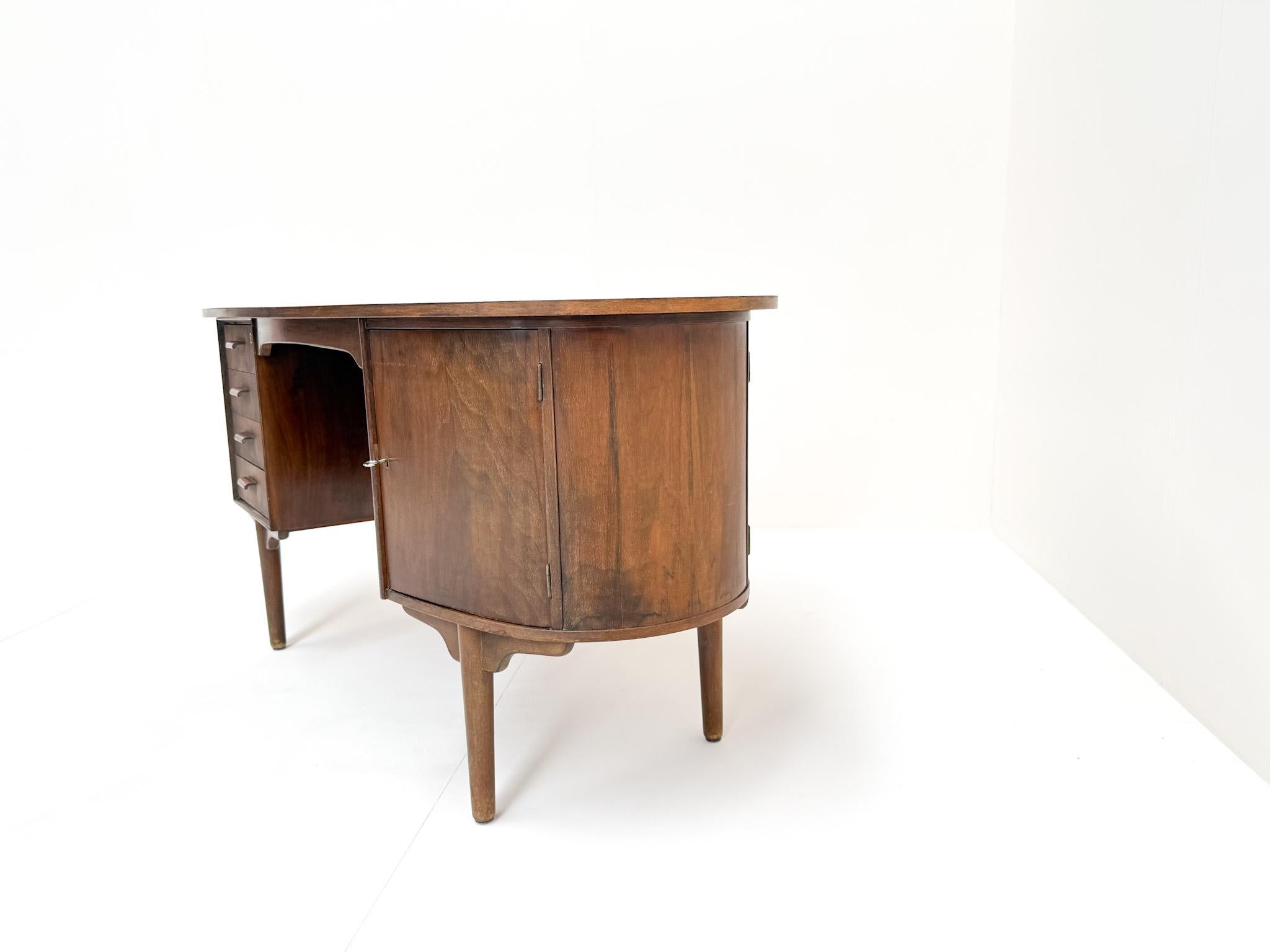 Mid-Century Modern Walnut Desk with Bookshelf Back For Sale 4